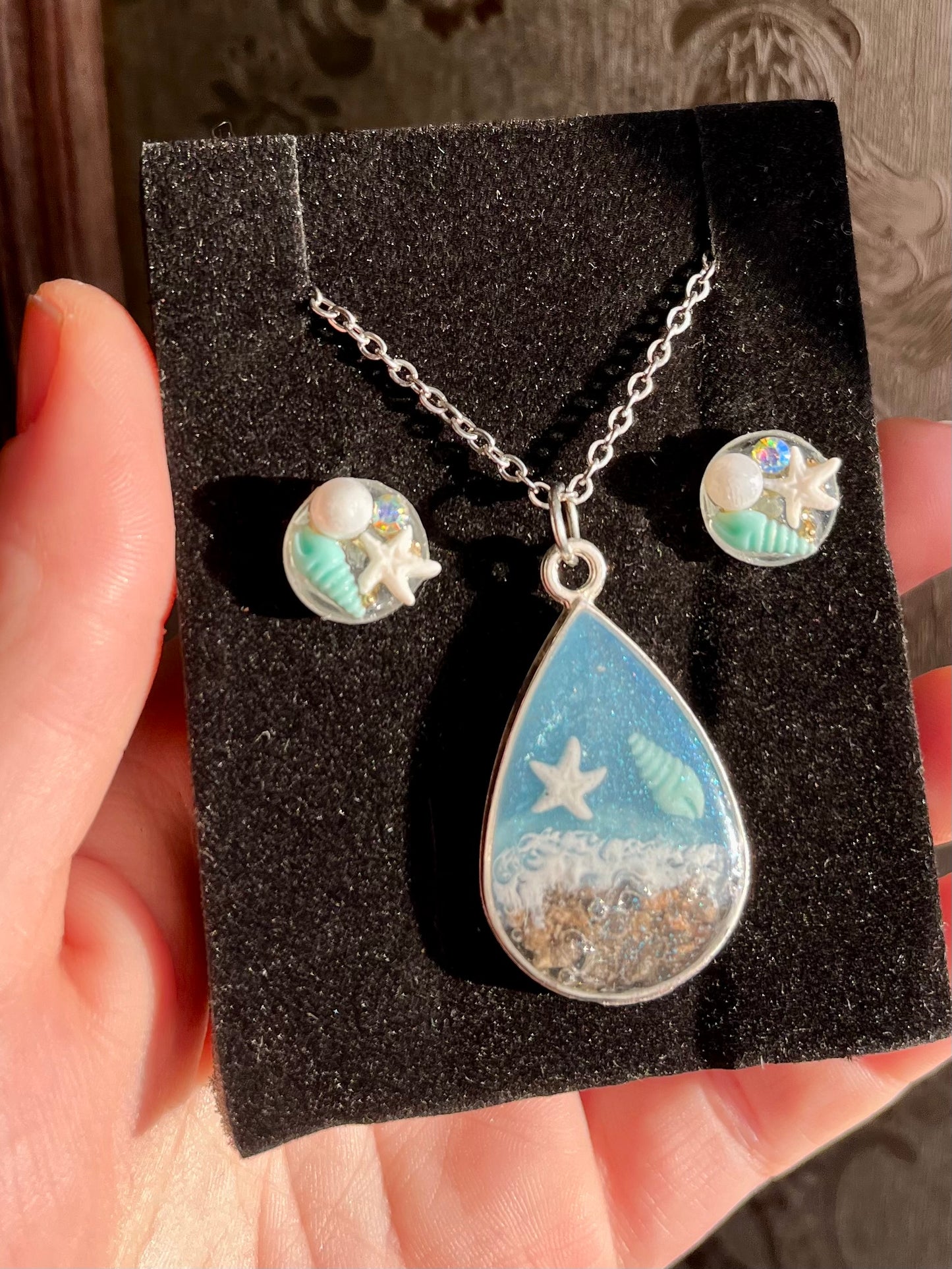 Conjunto de pendientes y collar de resina inspiración mar