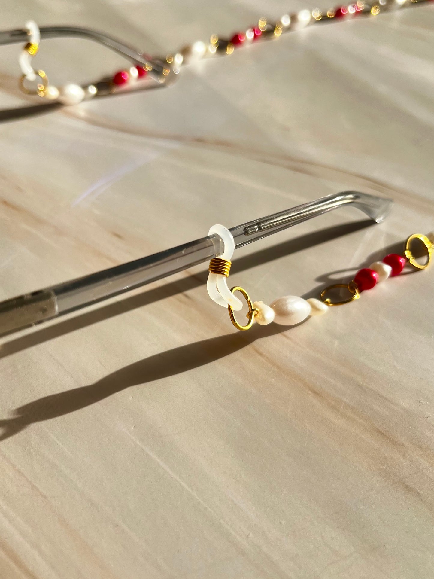 Cadena para gafas con cuentas y perlas rojas y blancas
