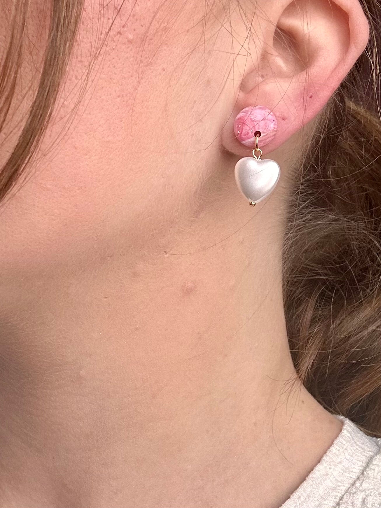 Pendientes rosas y corazón de perla