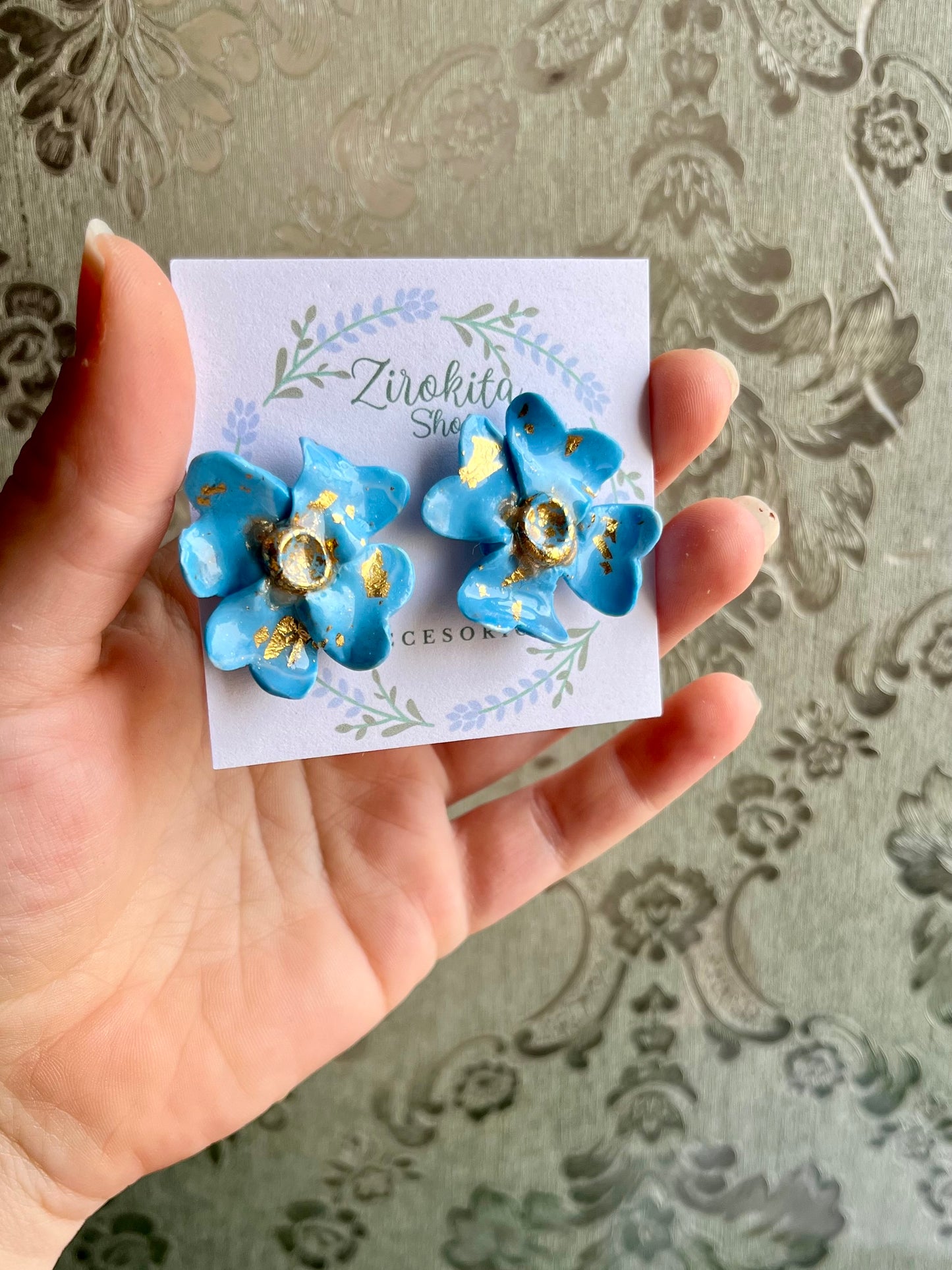 Pendientes elegantes de flores azules y doradas