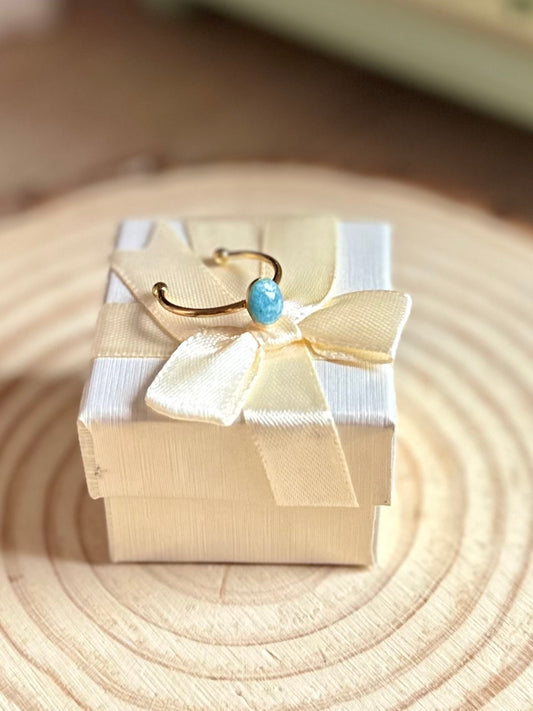 Anillo pequeño celeste en dorado