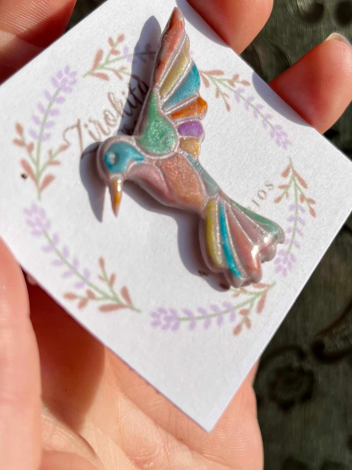 Pin de gorrión de colores de arcilla polimerica de la colección mundo mágico