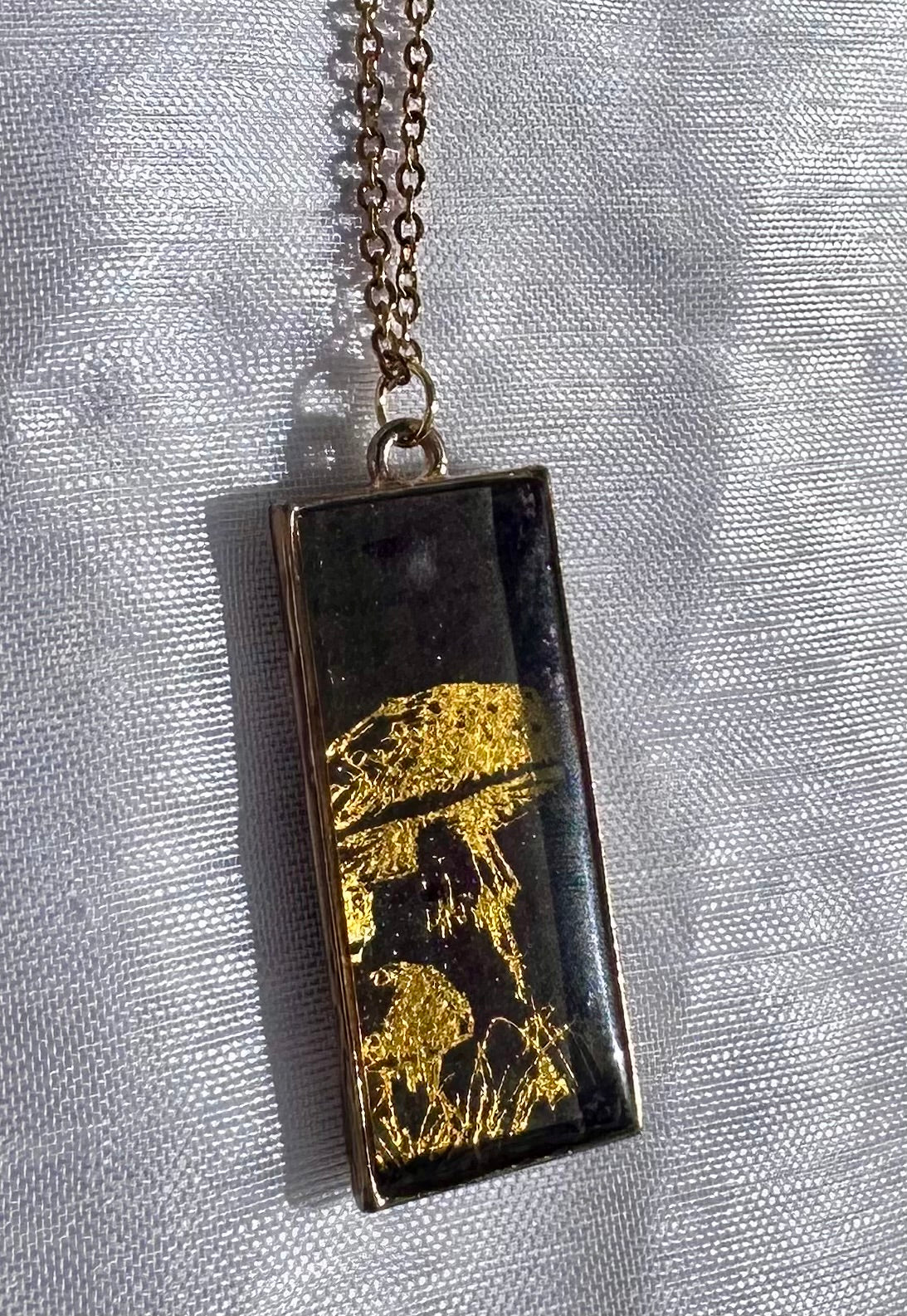 Medallón de la colección cuéntame un cuento “setas doradas”