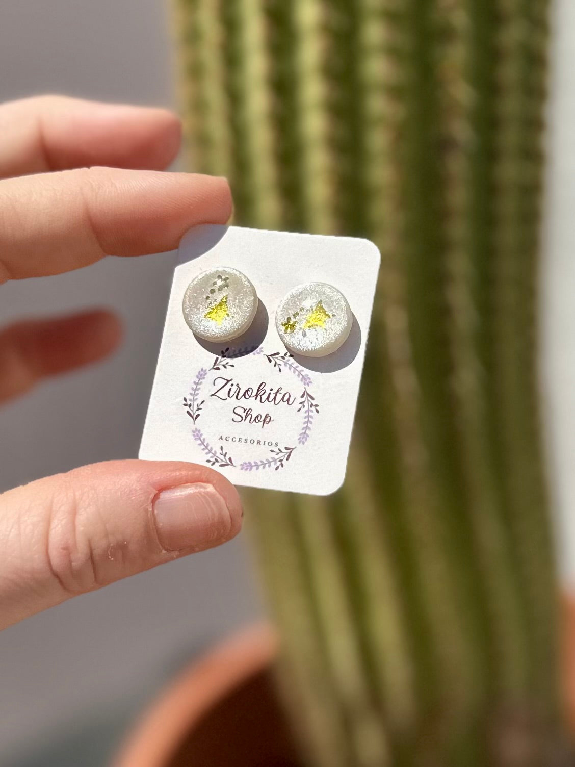 Pendientes pequeños brillantes con diseño en dorado
