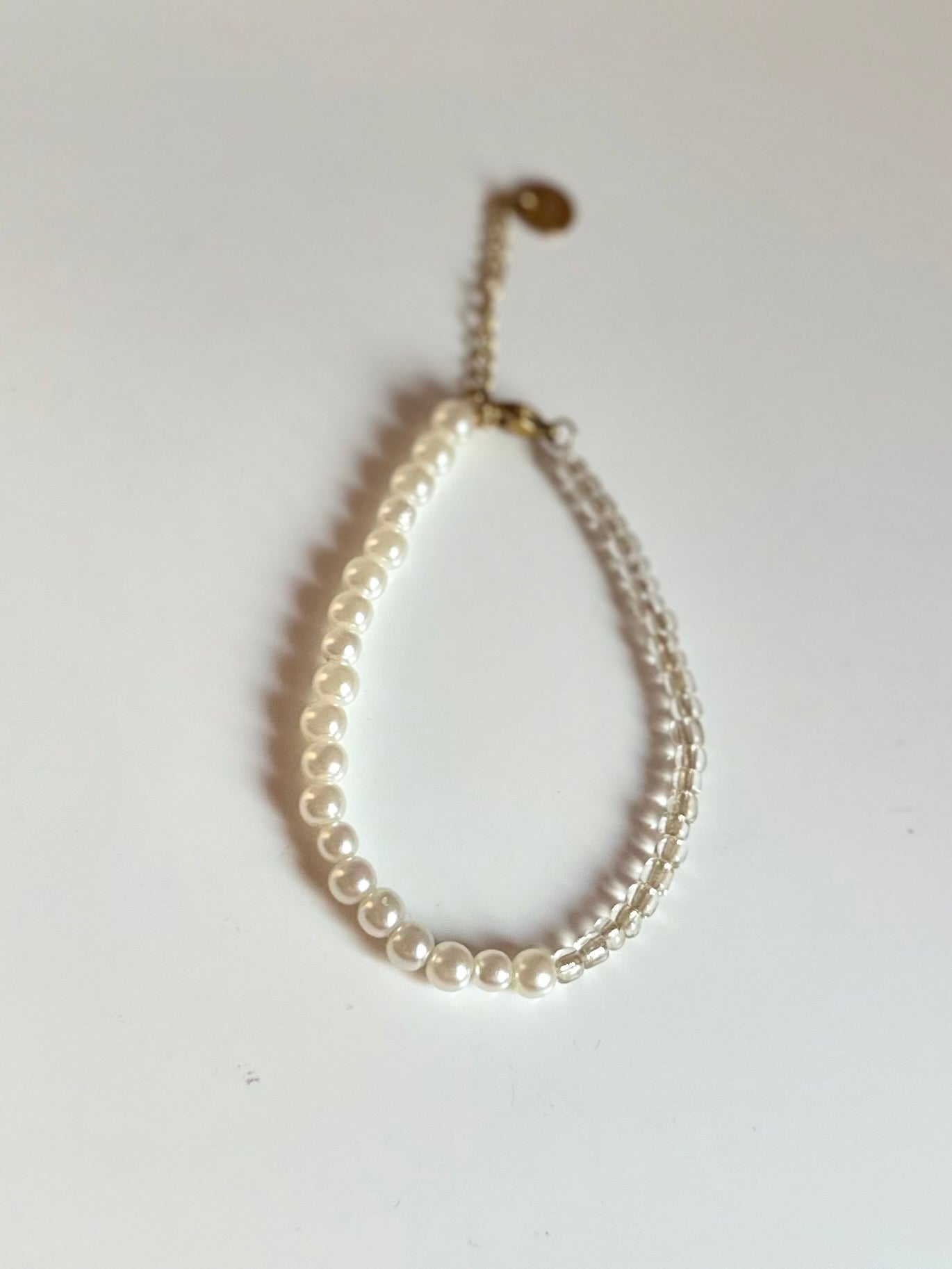 Pulsera en plateado con perlas blancas y abalorios transparentes