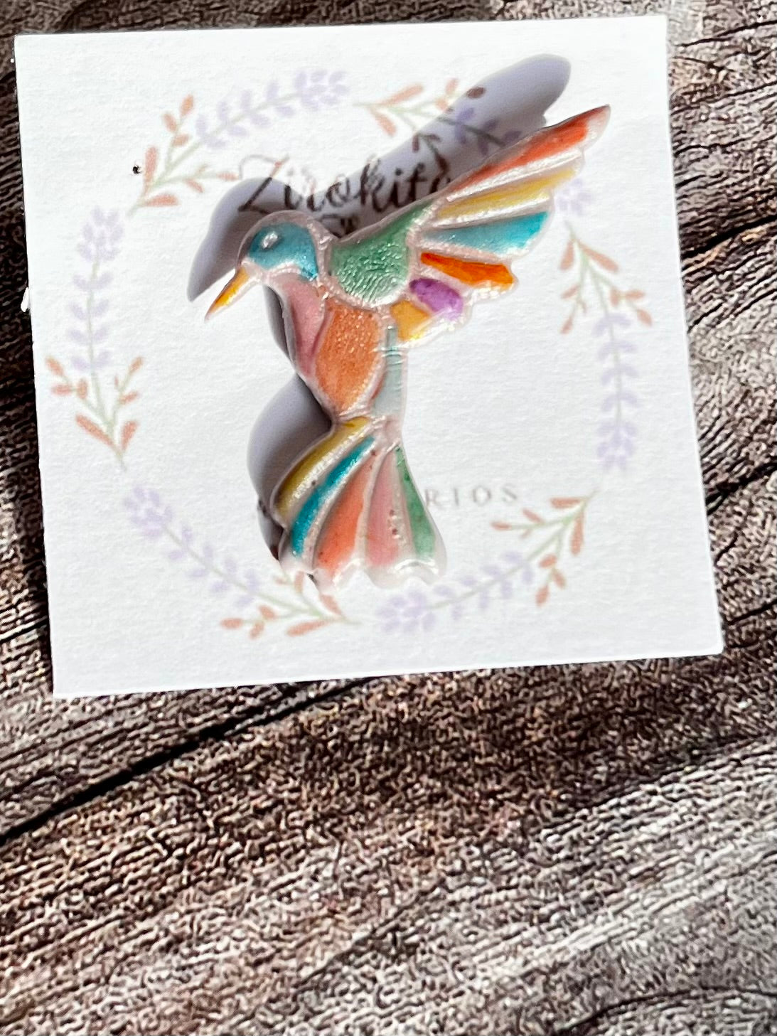 Pin de gorrión de colores de arcilla polimerica de la colección mundo mágico