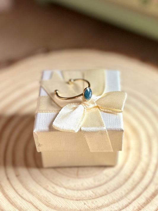 Anillo pequeño azul en dorado