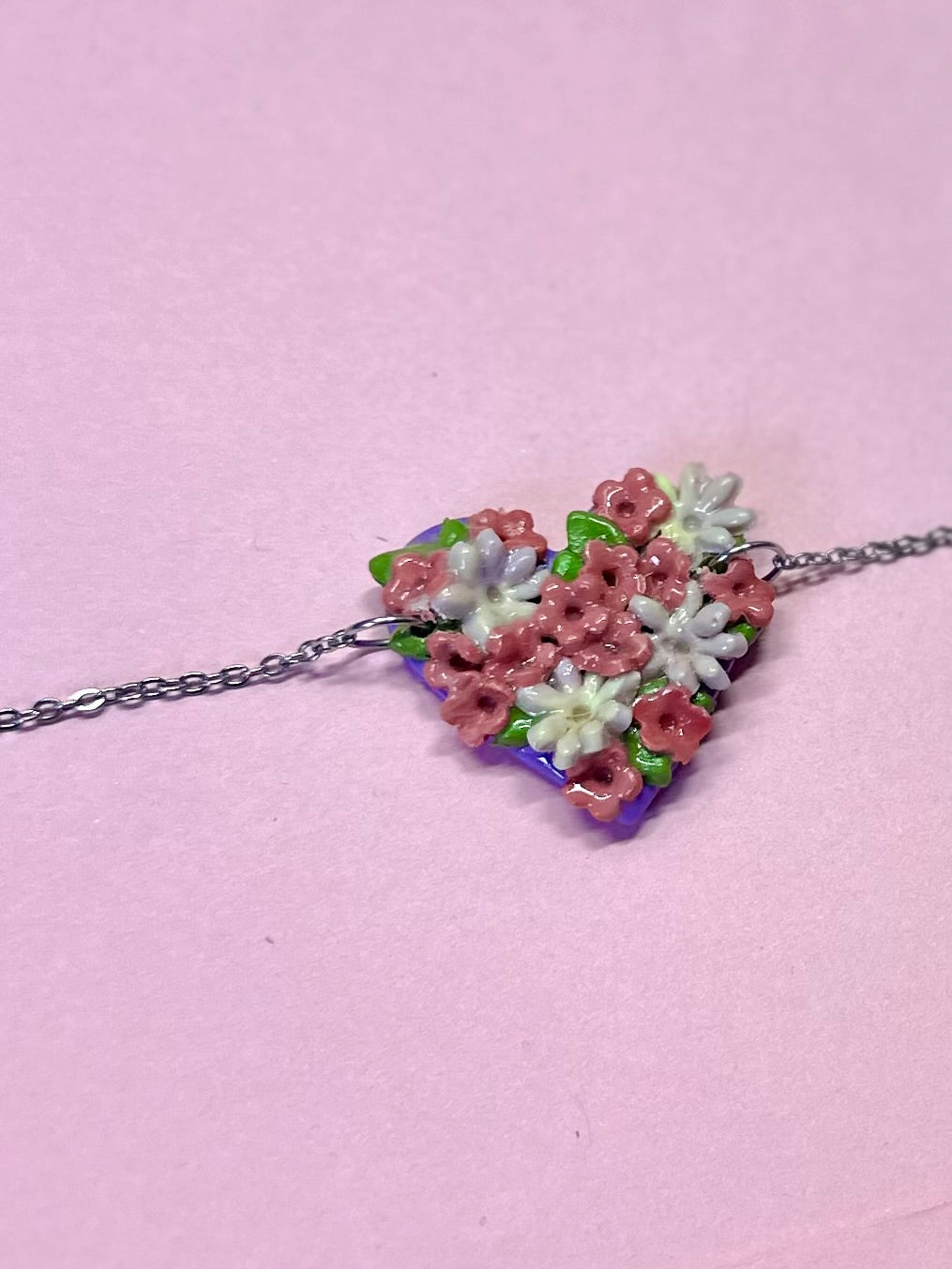 Pulsera “CORAZON DE AMOR” con cadena plateada