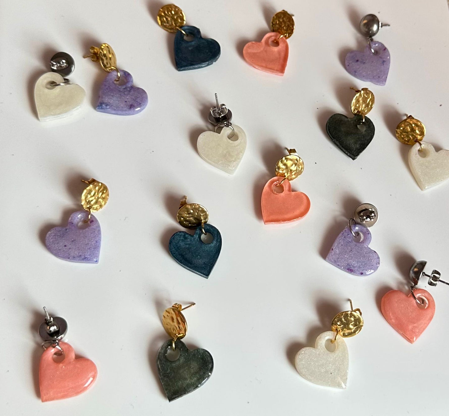Pendientes de corazón de resina.