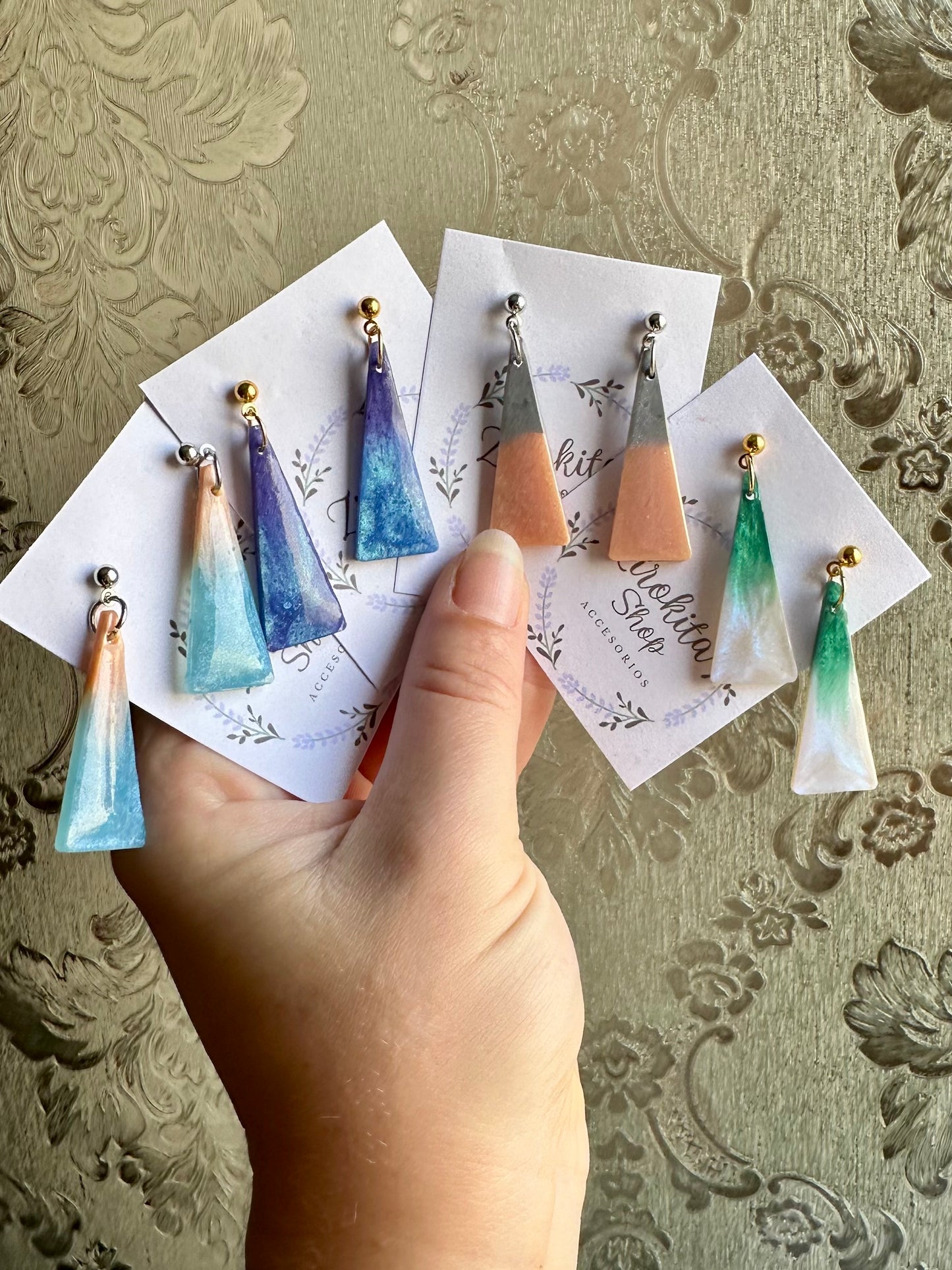 Pendientes geométricos de resina con colores degradados.