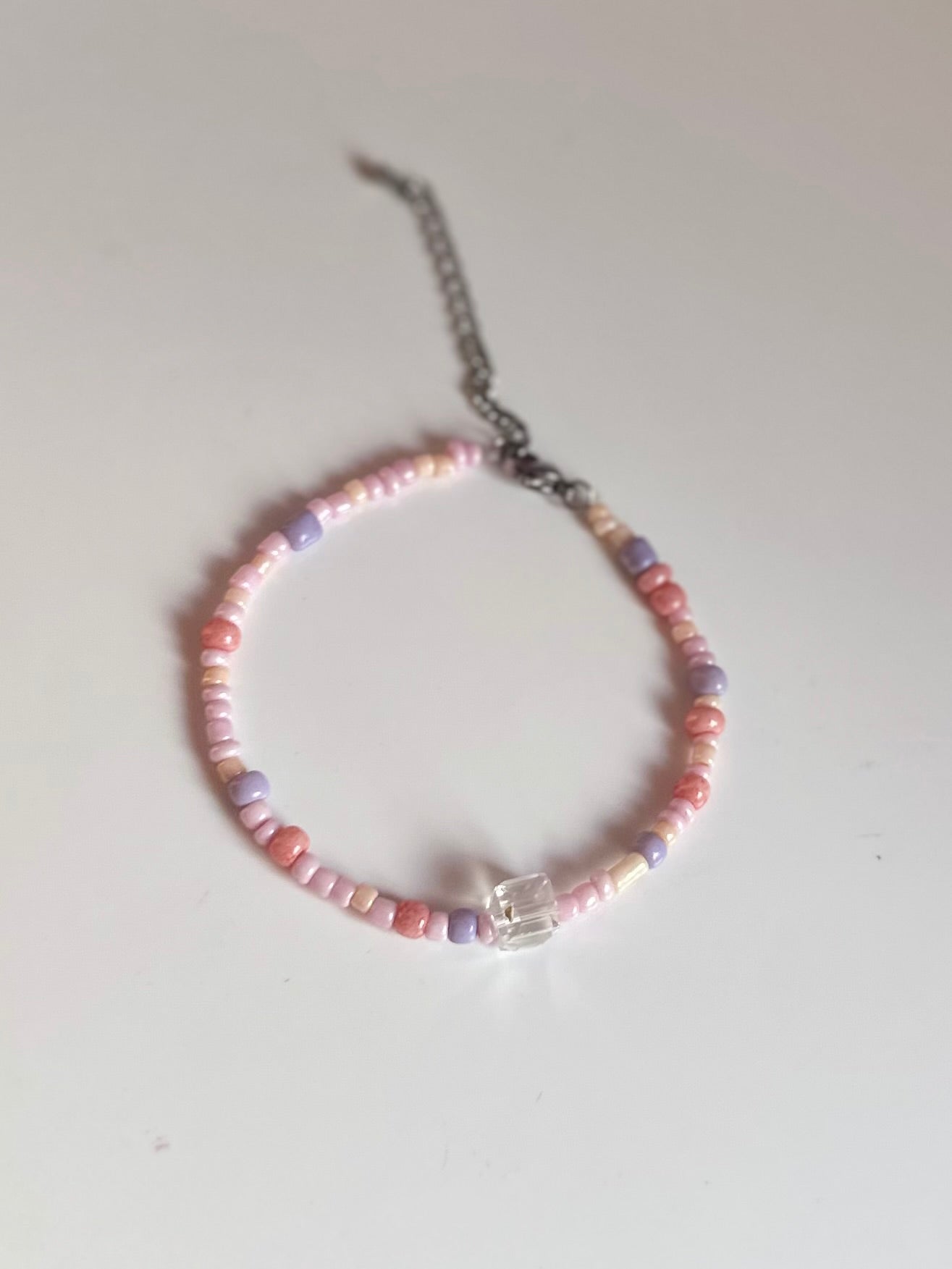 Pulsera de abalorios rosas y lilas y cristal cuadrado