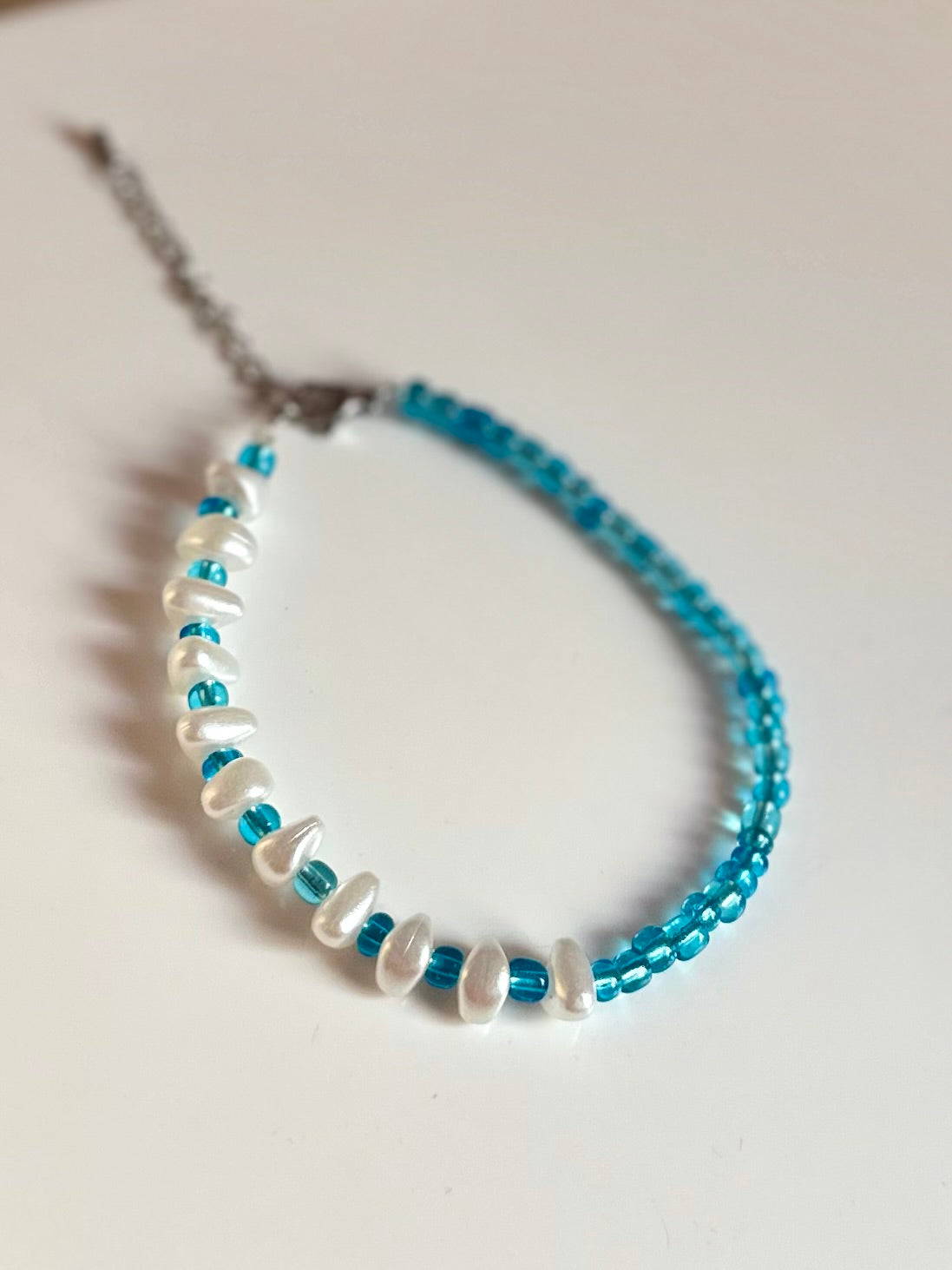 Pulseras de piedras blancas perladas y abalorios.