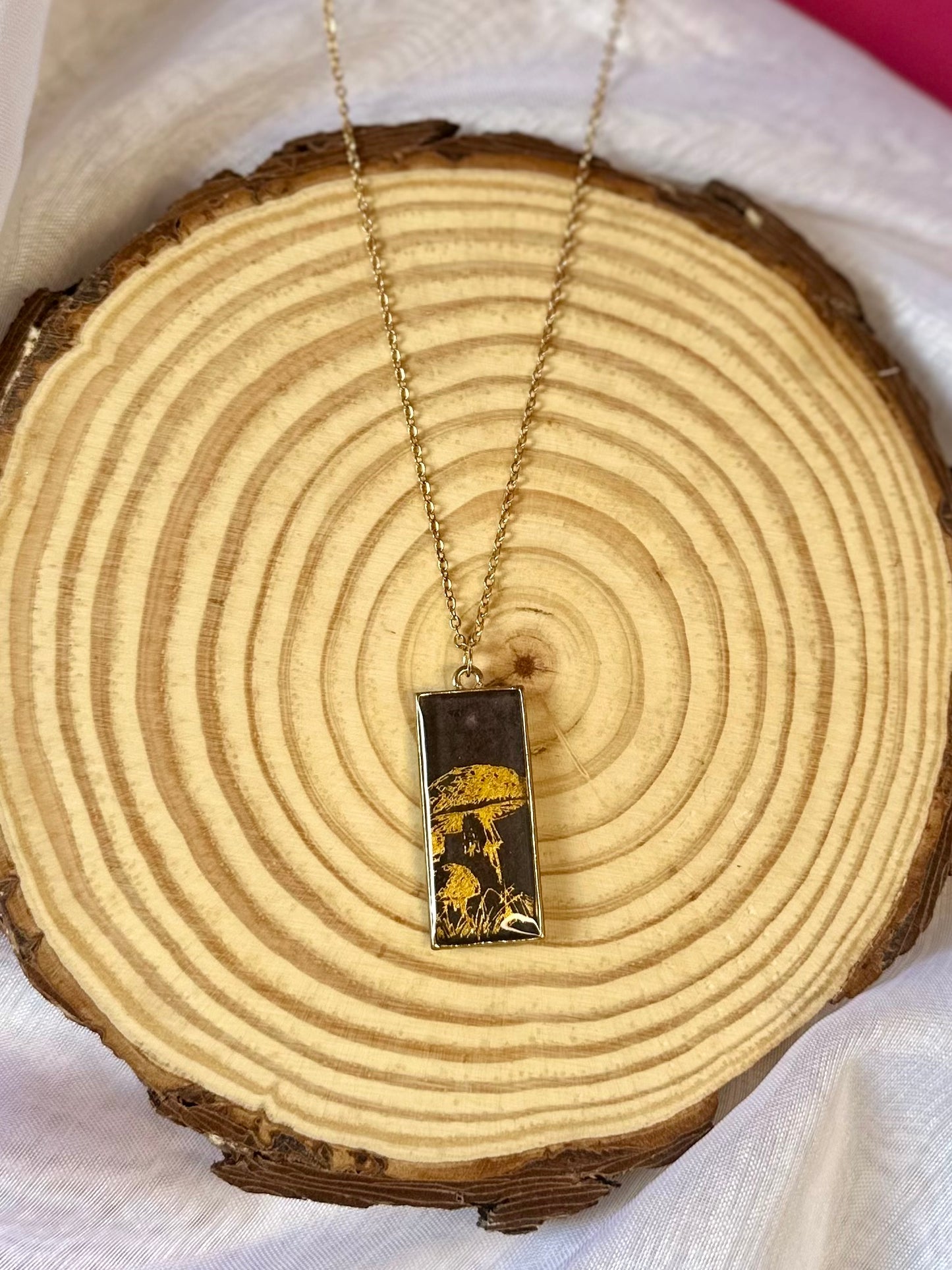 Medallón de la colección cuéntame un cuento “setas doradas”