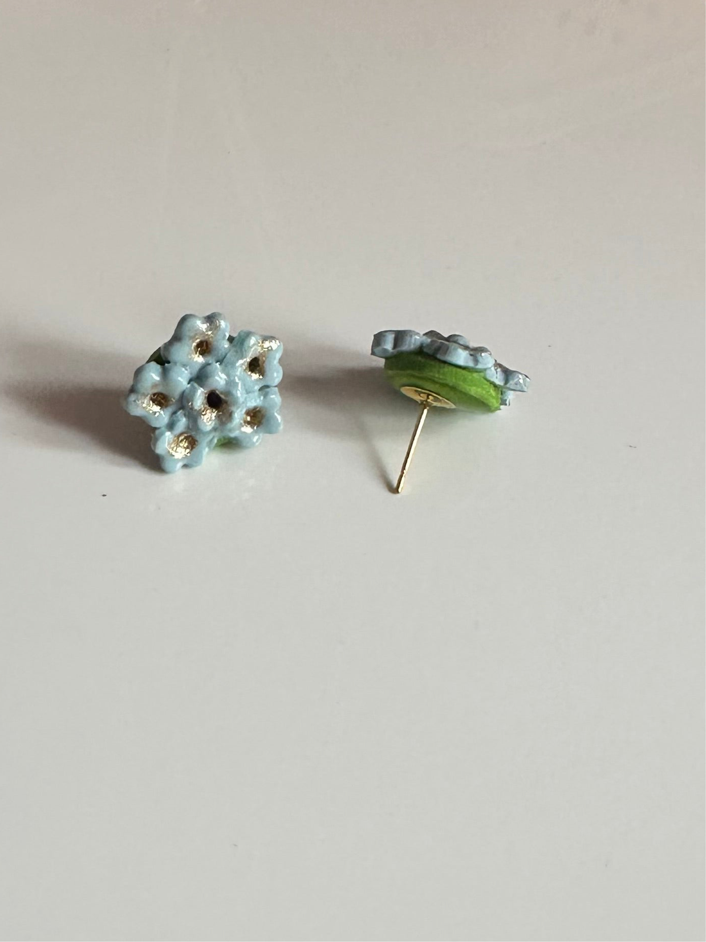 Pendientes  de flores del mundo en azul y dorado.