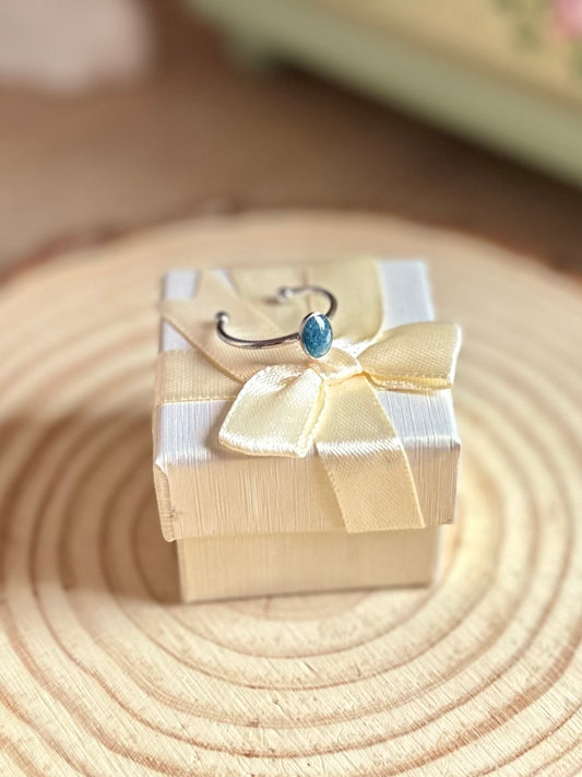 Anillo pequeño azul en plateado