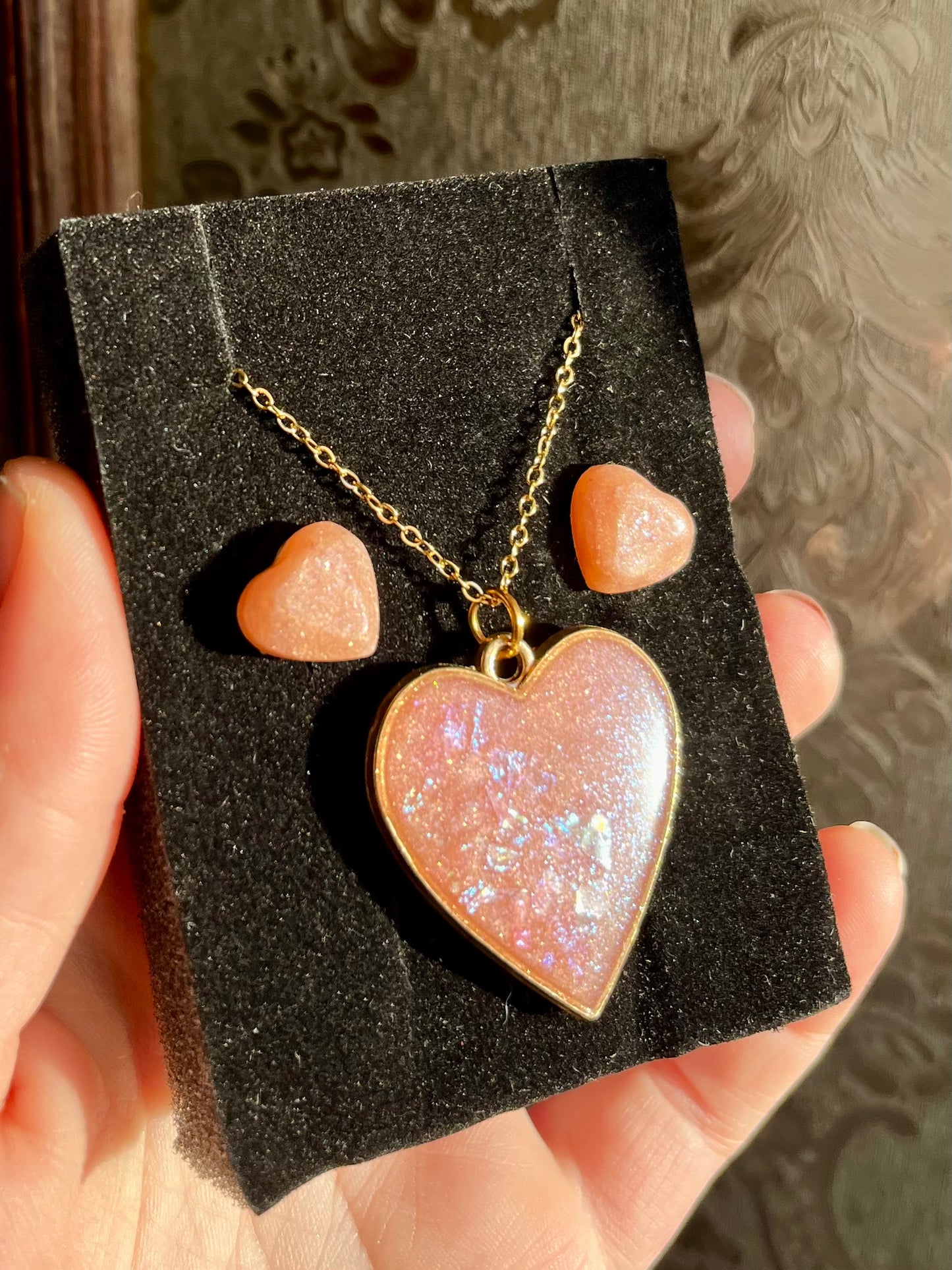 Conjunto de pendientes y medallón de resina en dorado y rosa