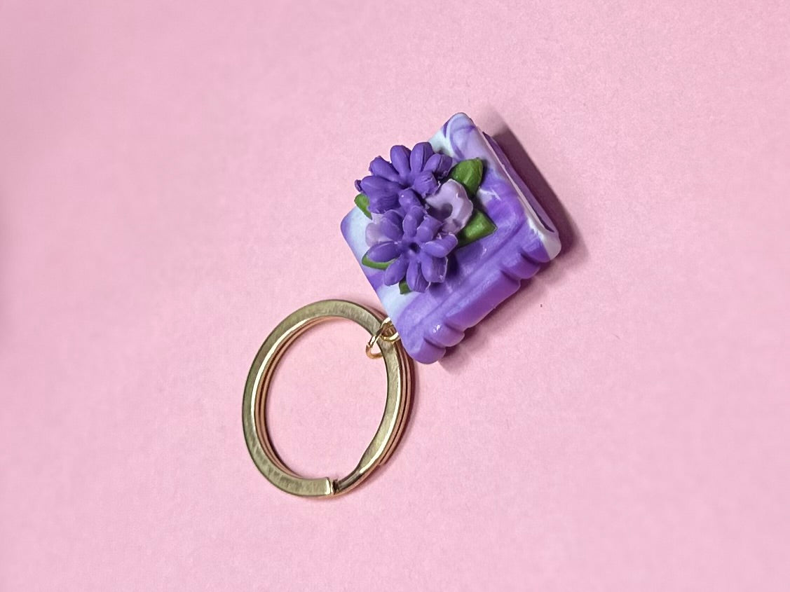 Llavero de libro lila y flores lilas