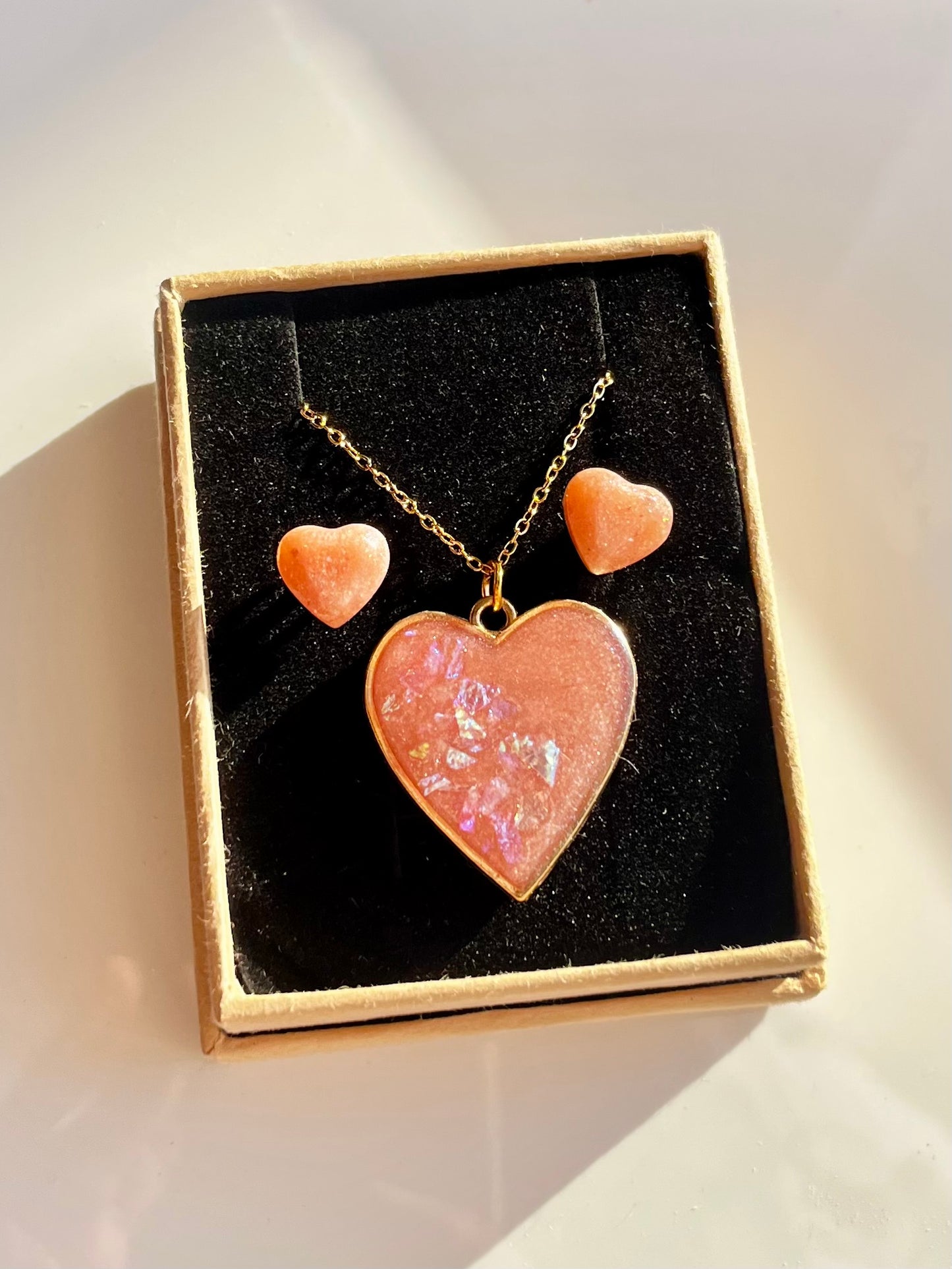 Conjunto de pendientes y medallón de resina en dorado y rosa