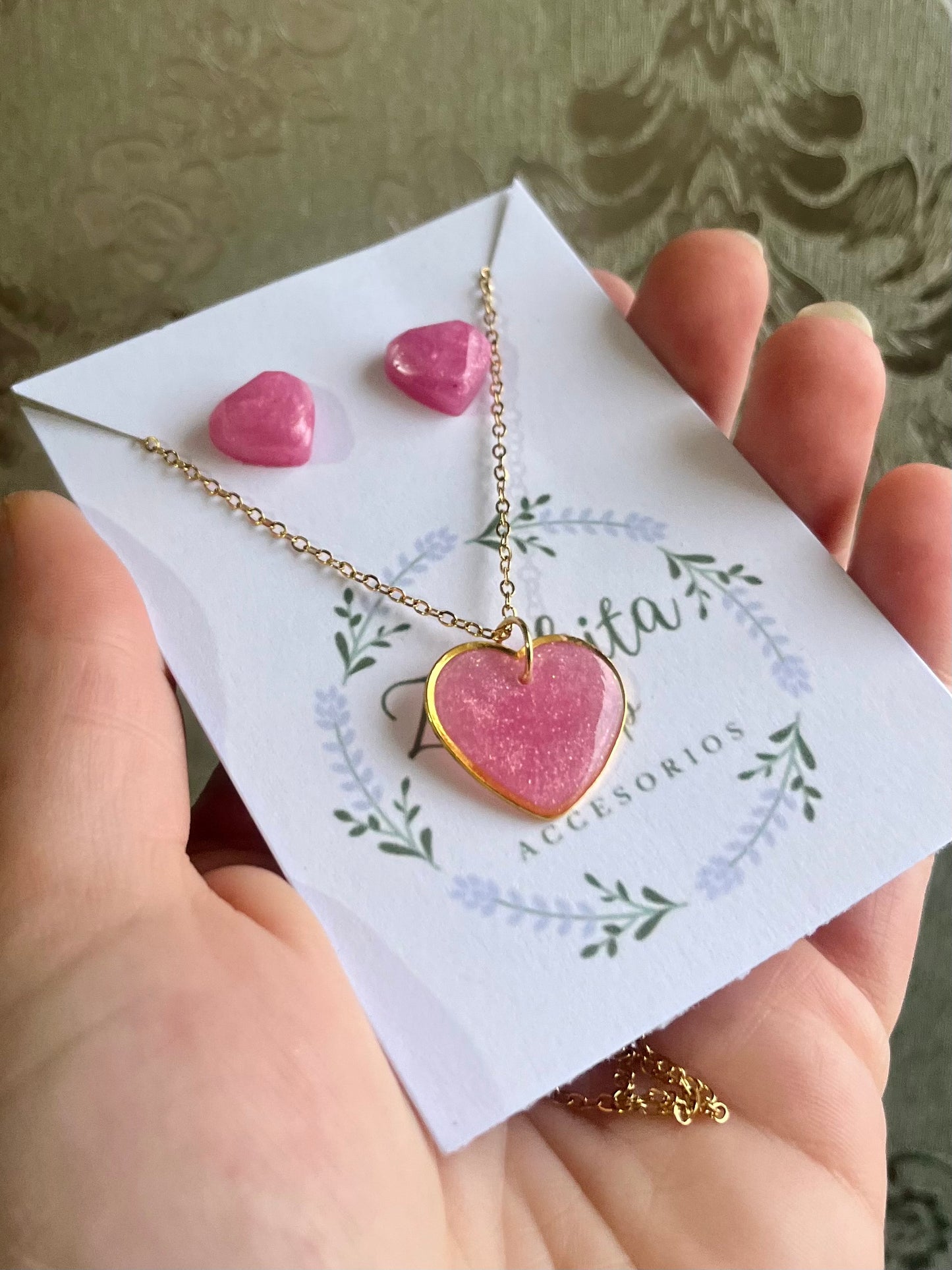 Conjunto de pendientes y colgante de resina corazones rosas