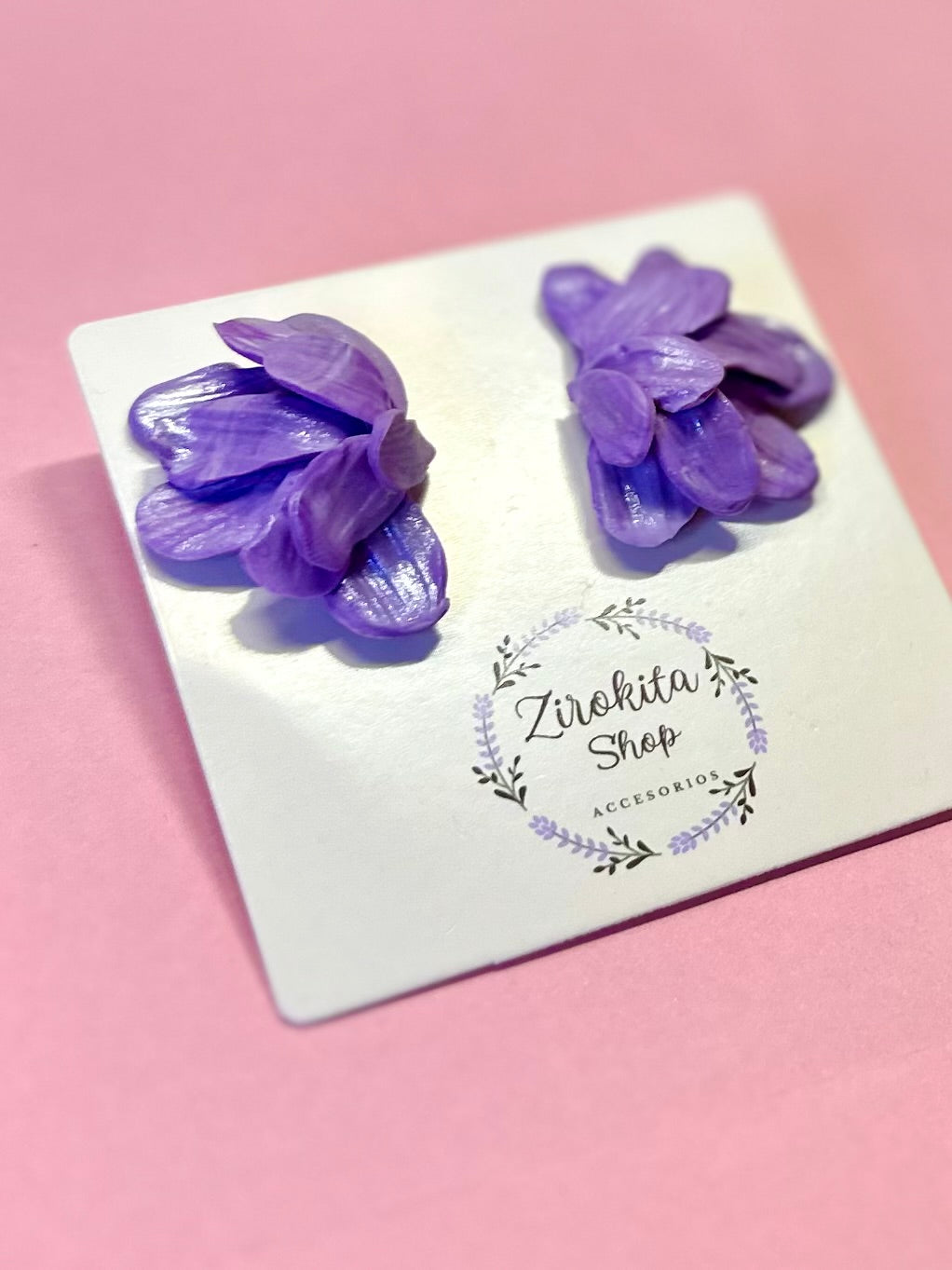 Pendientes de pétalos de flor lila