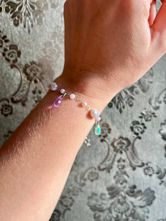Pulsera en plateado con abalorios de colores y perlas.