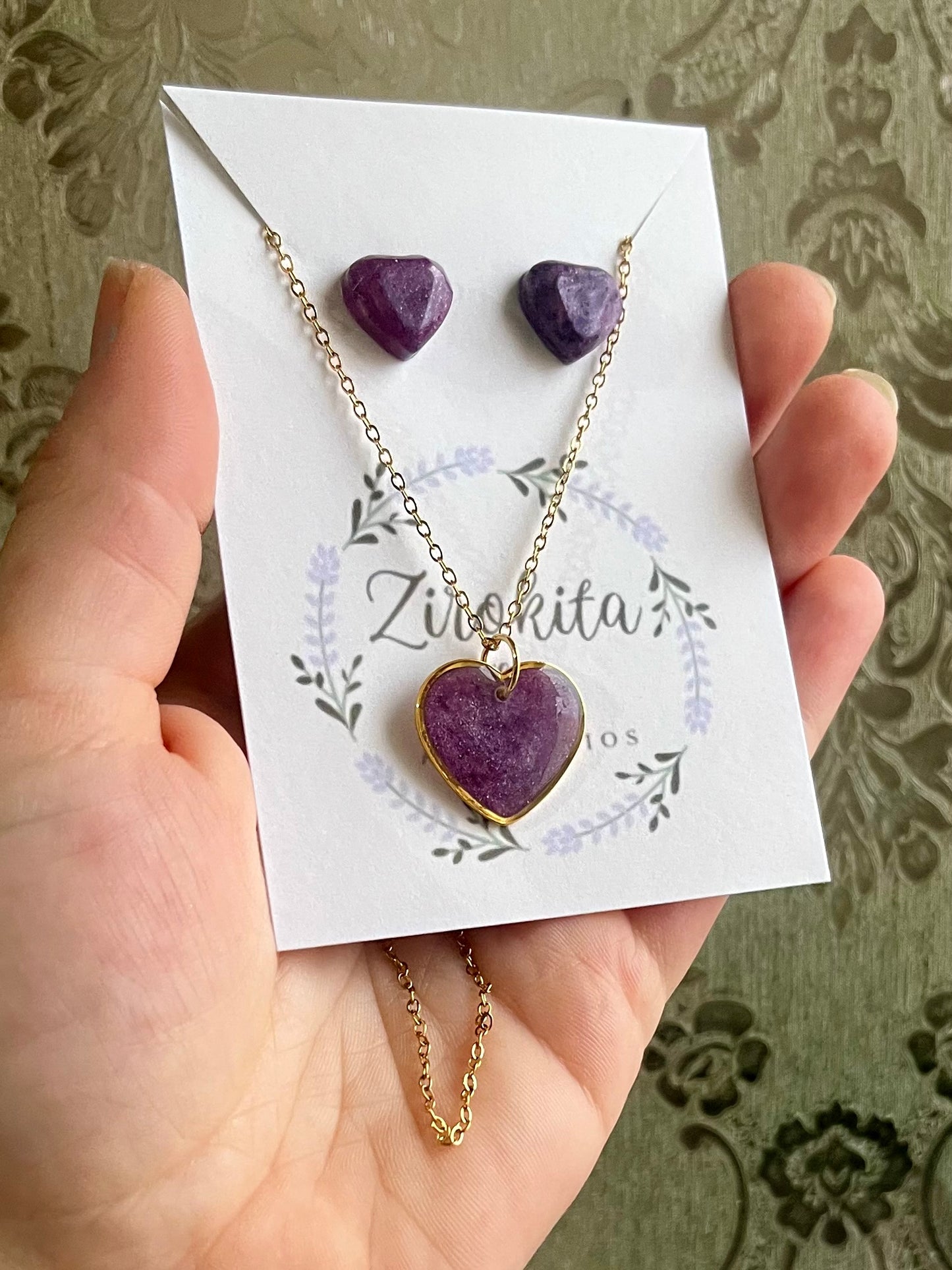 Conjunto de pendientes y colgante de resina corazones violetas
