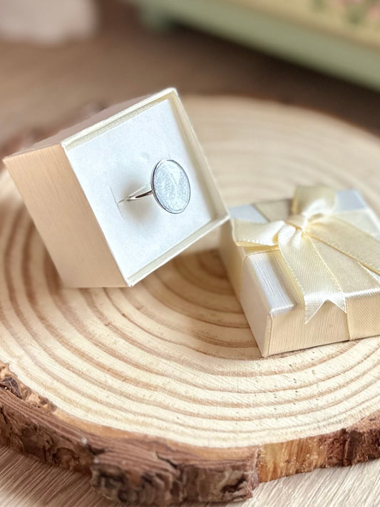 Anillo blanco en plateado