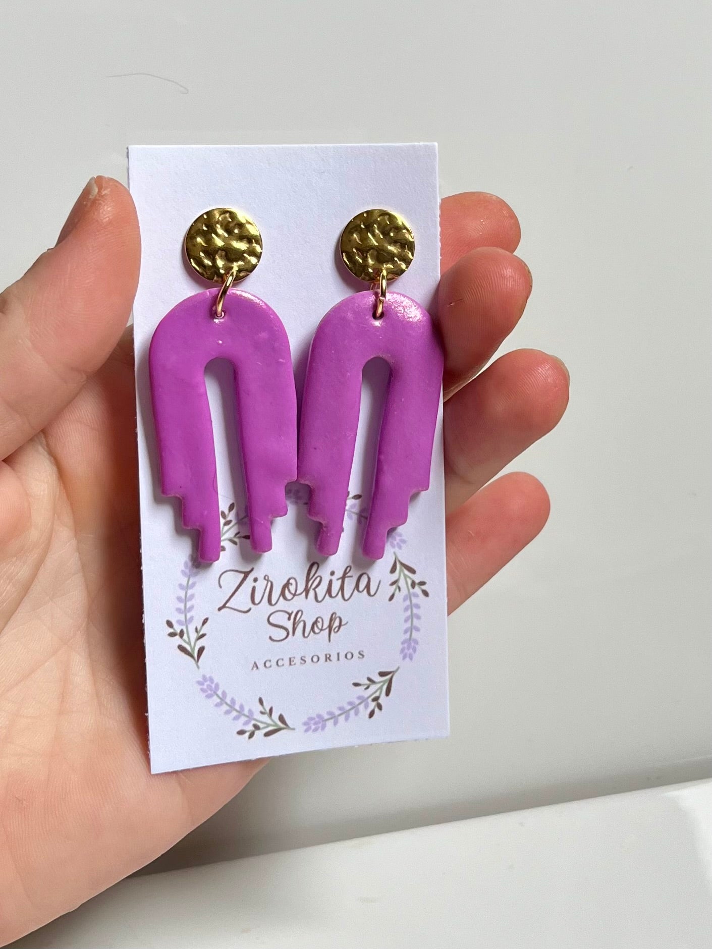 Pendientes de arcilla polimerica en lila y accesorios dorado de acero inoxidable.