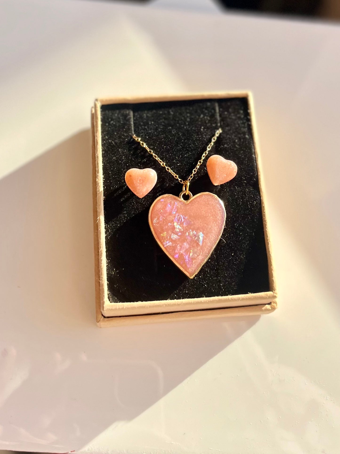 Conjunto de pendientes y medallón de resina en dorado y rosa