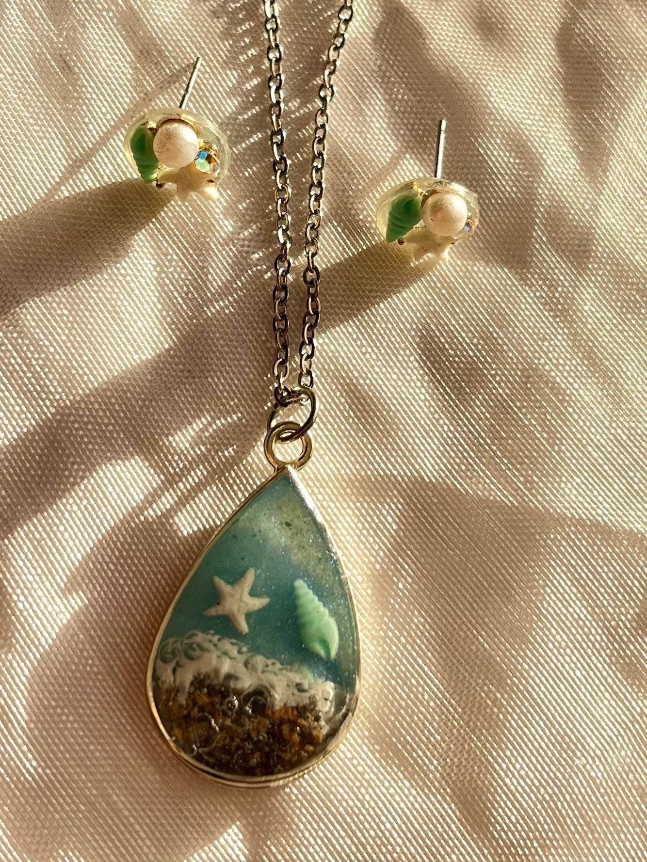 Conjunto de pendientes y collar de resina inspiración mar