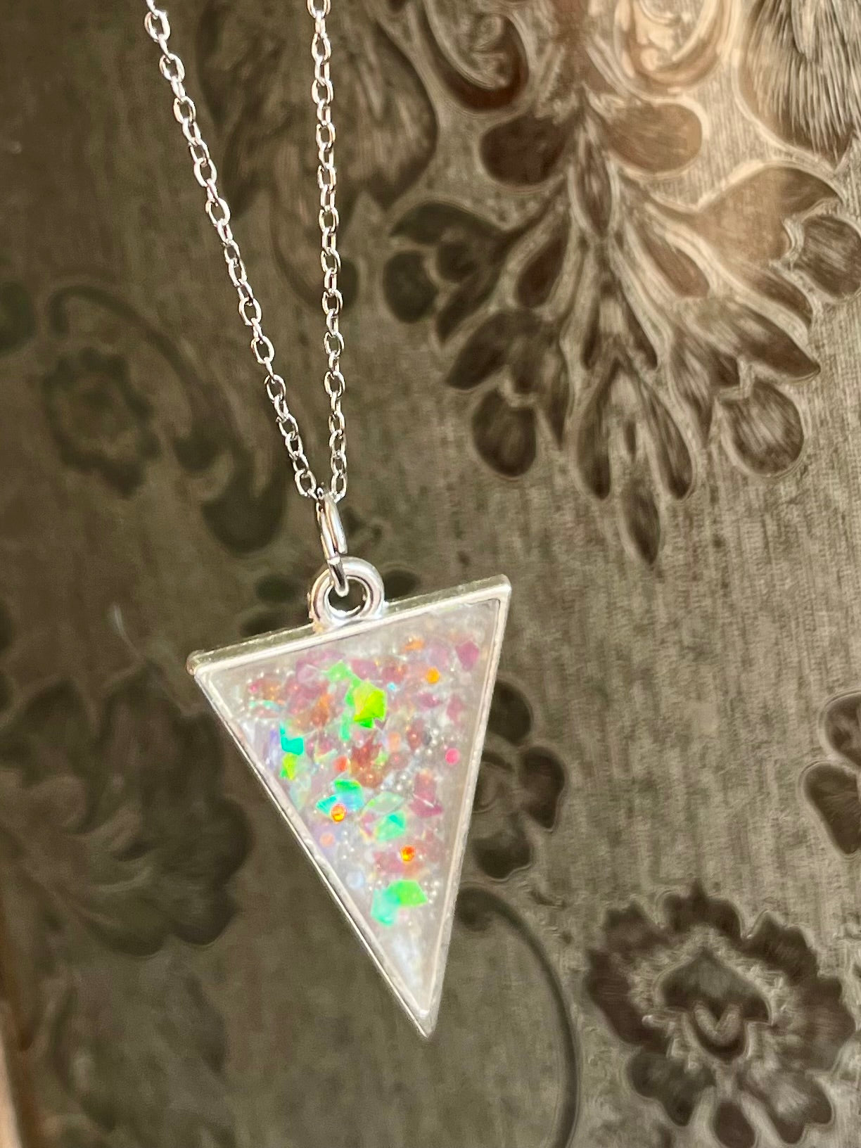 Conjunto de collar y pendientes de resina triangulos plateados brillantes