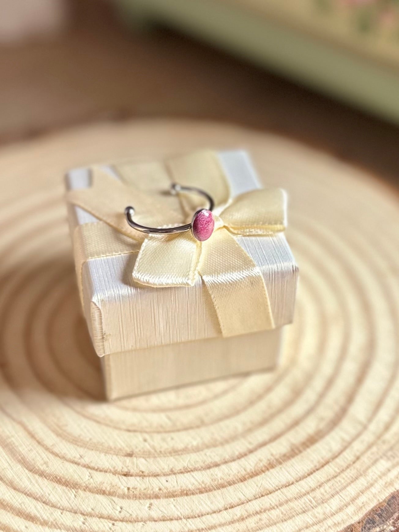 Anillo pequeño rosa claro en plateado