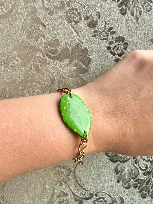 Pulsera de accesorios dorado y figura de hoja verde de arcilla polimerica