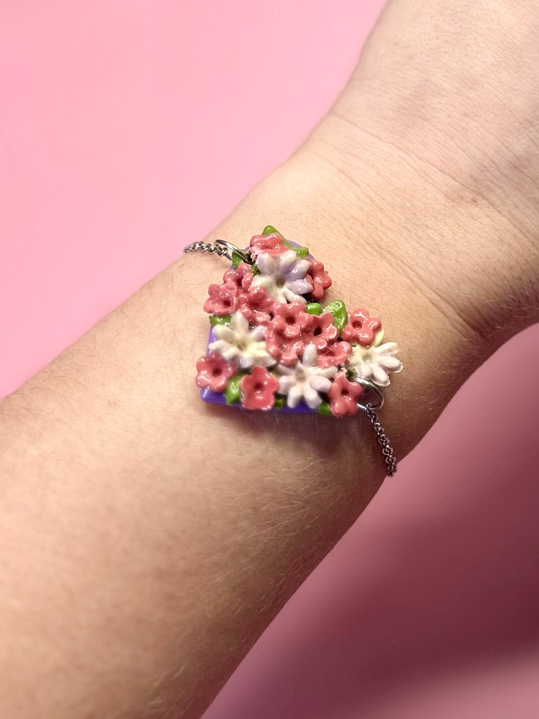 Pulsera “CORAZON DE AMOR” con cadena plateada