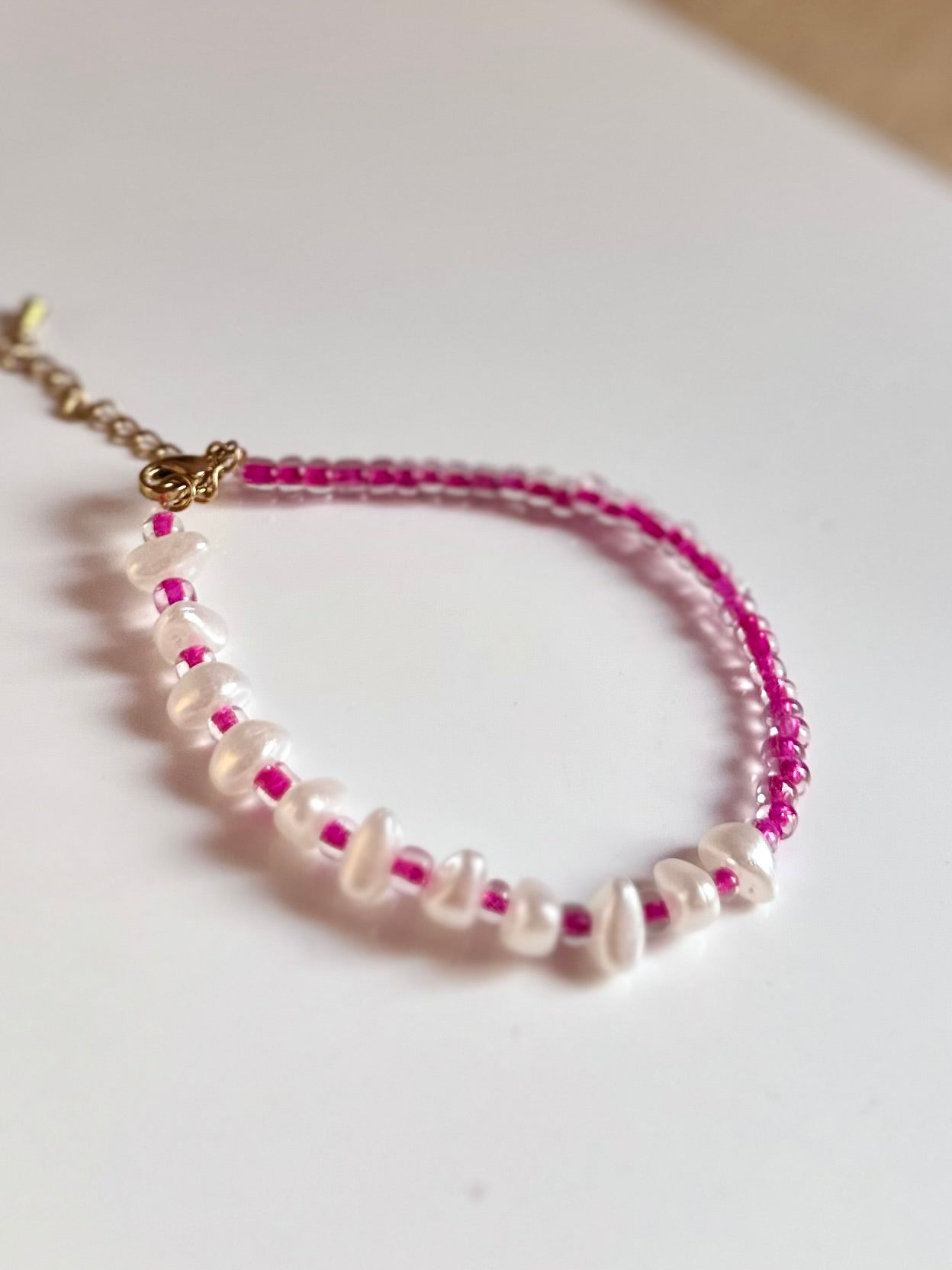 Pulseras de piedras blancas perladas y abalorios.