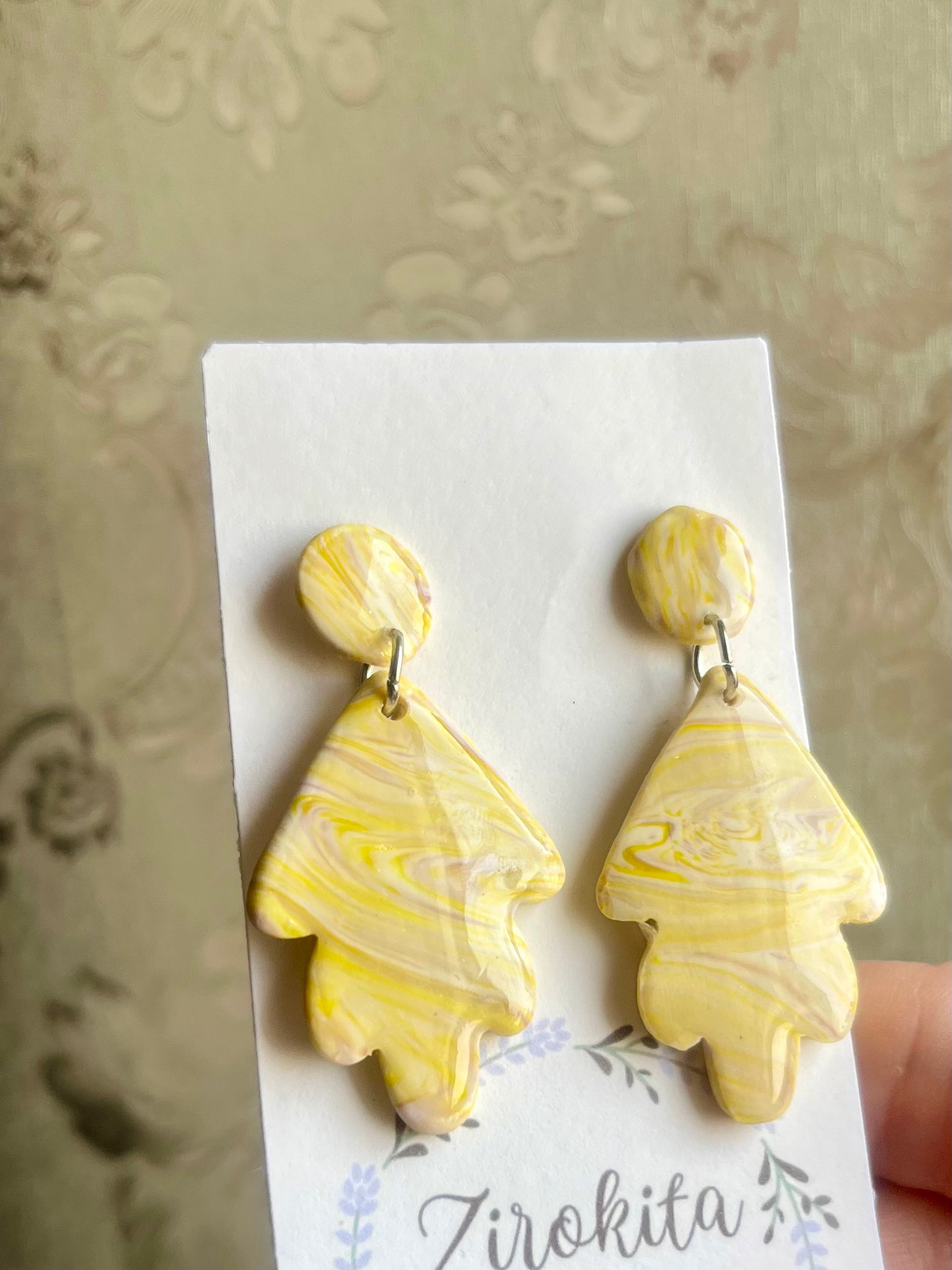 Pendientes de estampado en amarillo.