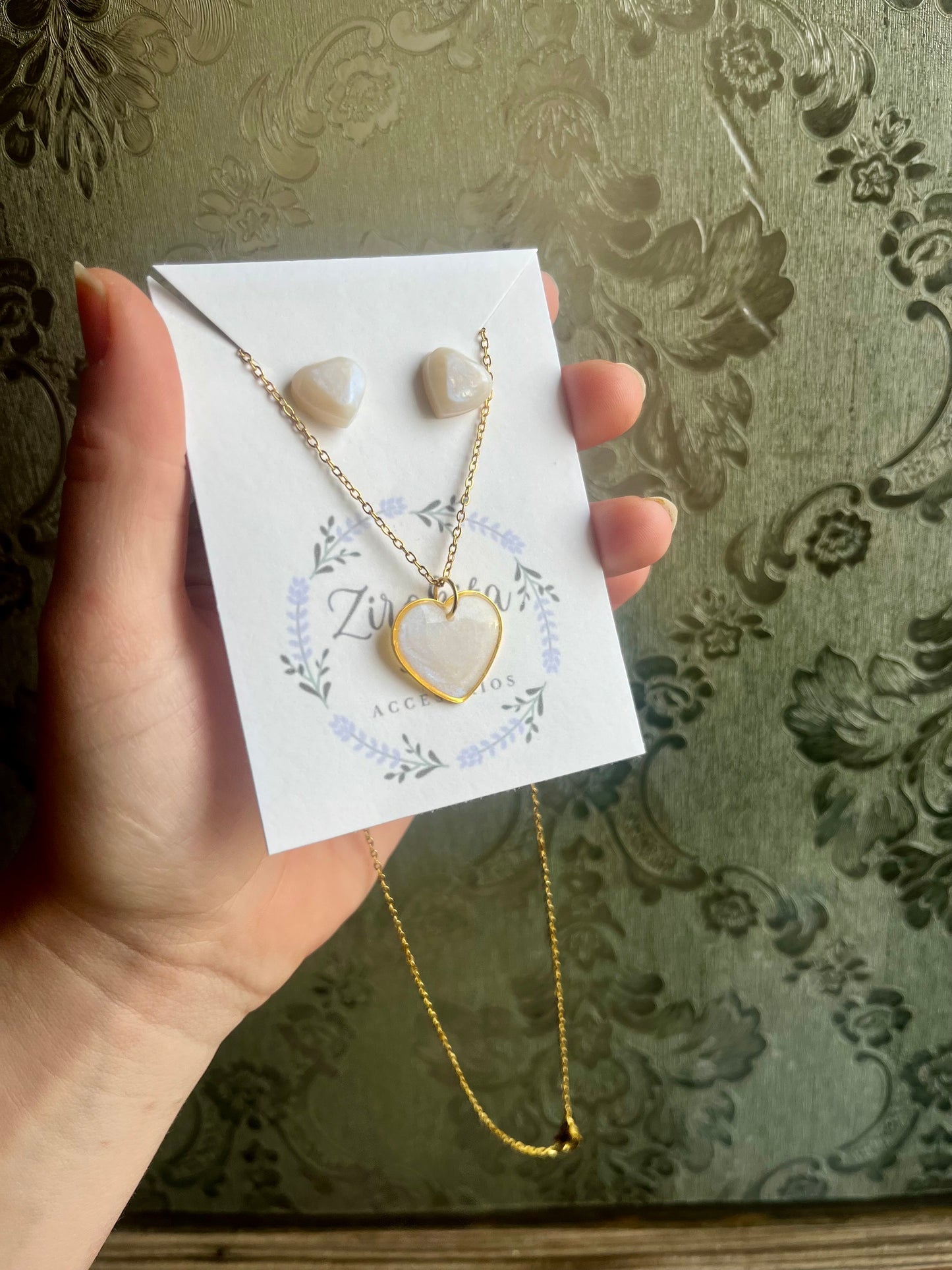 Conjunto de pendientes y colgante de resina corazones blancos