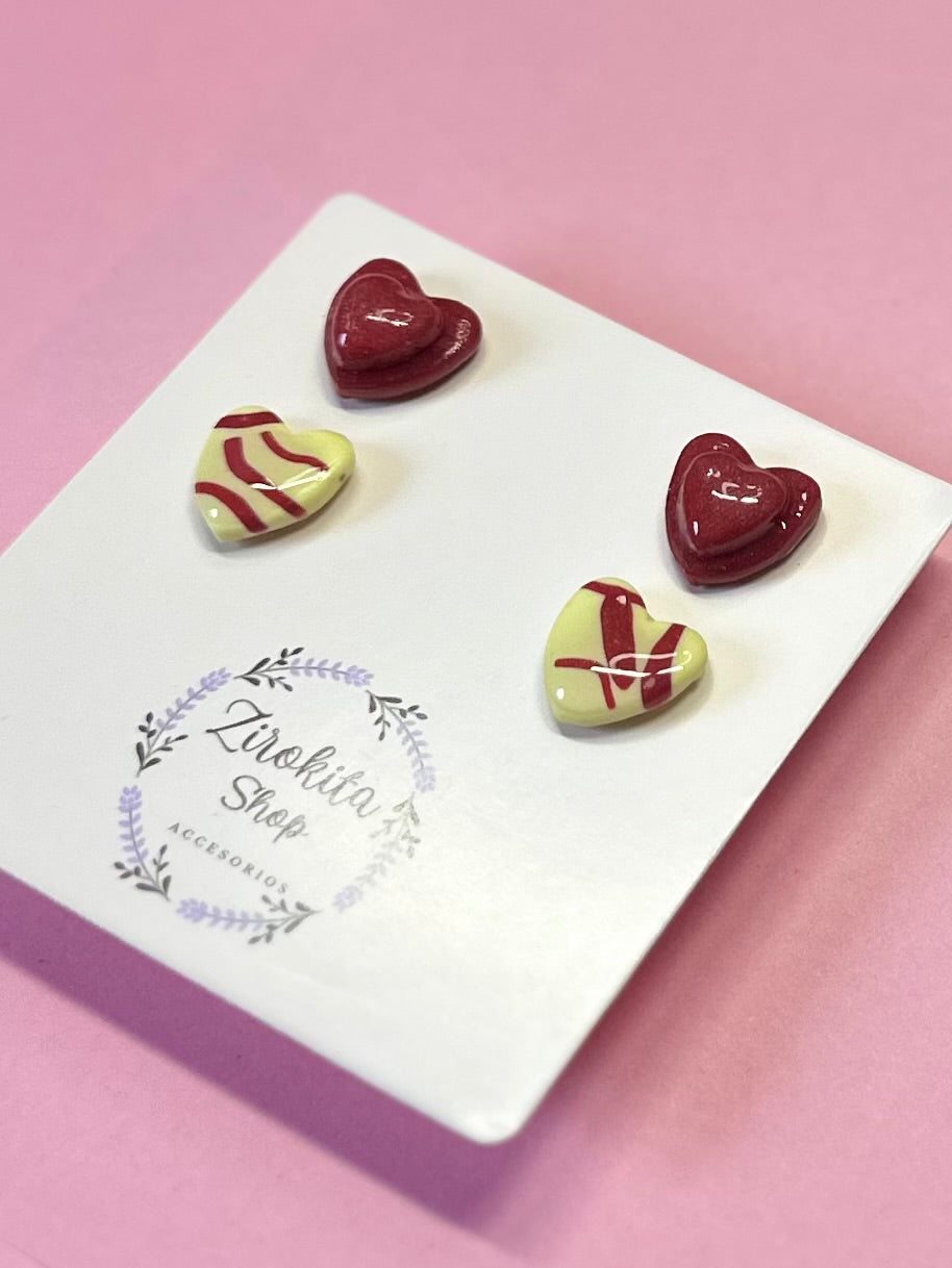 Pack de dos pendientes de corazón rojo y estampado amarillo