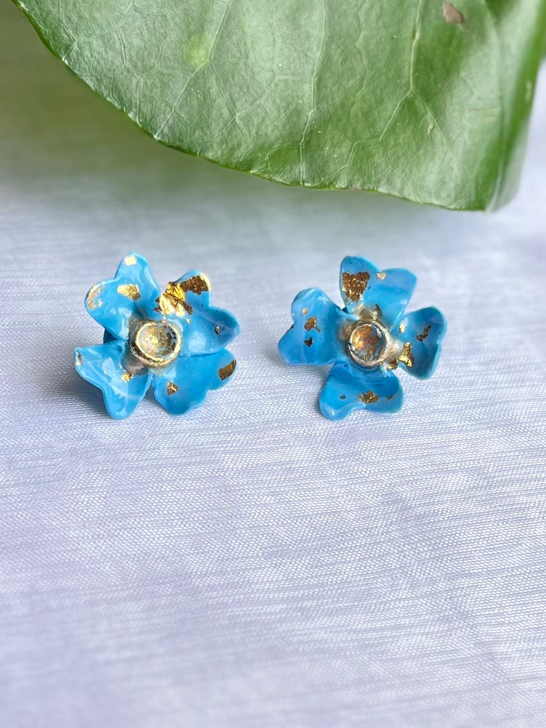 Pendientes elegantes de flores azules y doradas