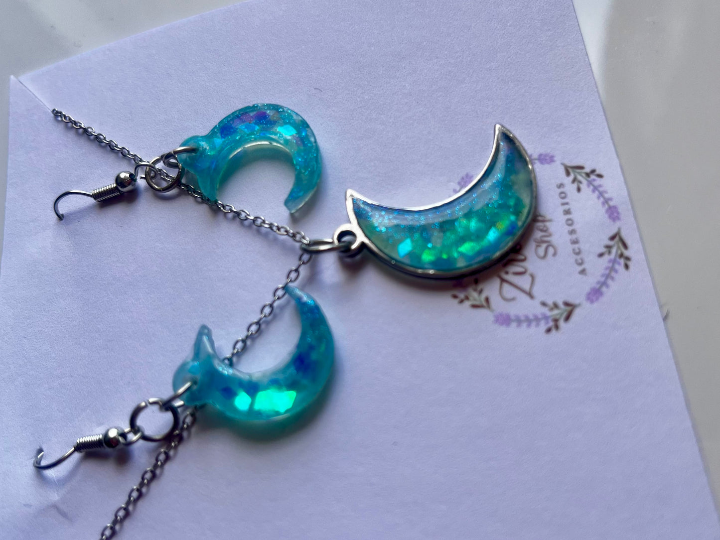 Conjunto de pendientes y collar de resina lunas azules
