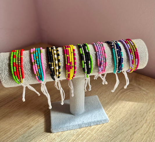 Pulsera con abalorios de colores y nudo corredizo.