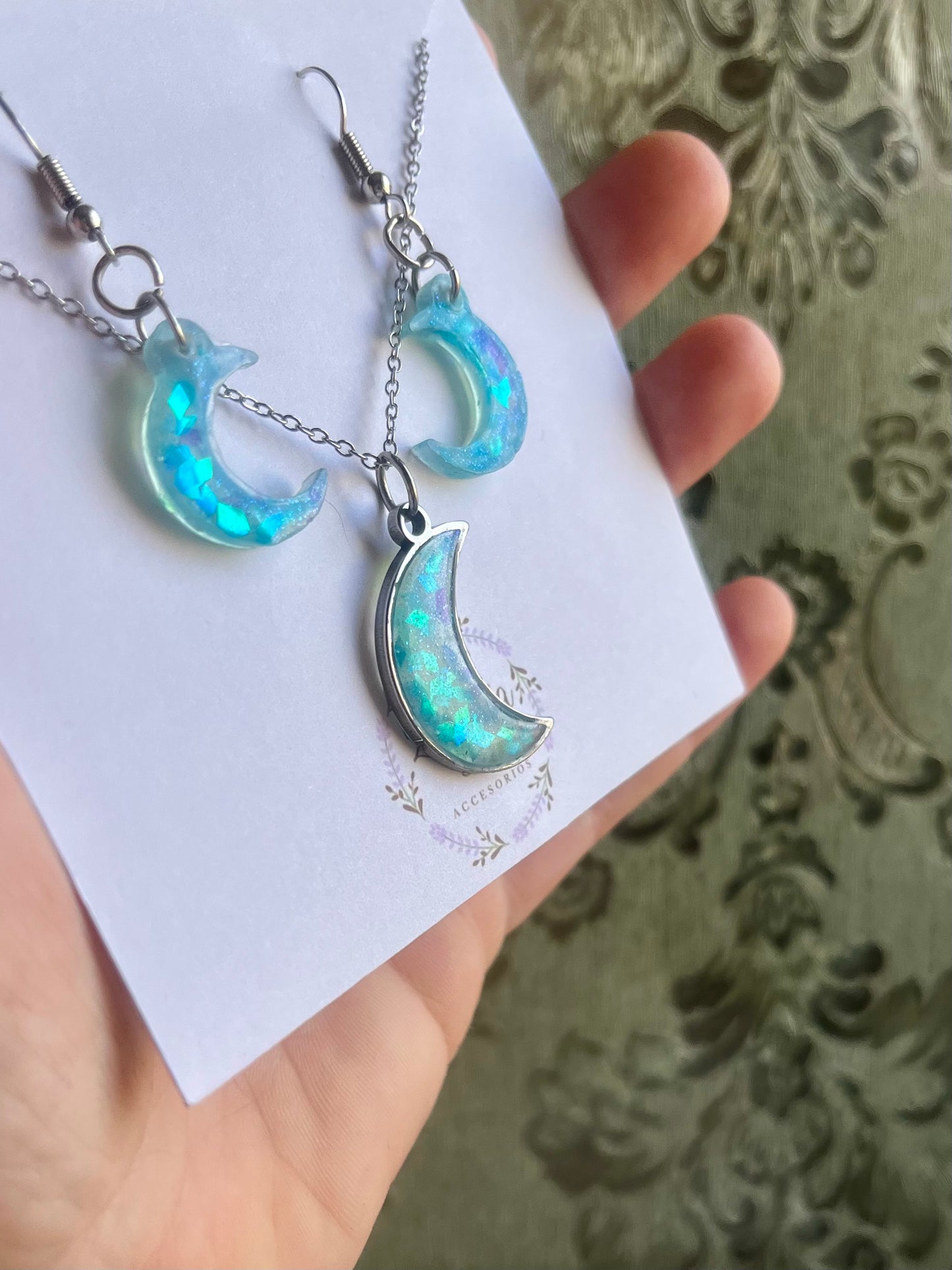 Conjunto de pendientes y collar de resina lunas azules