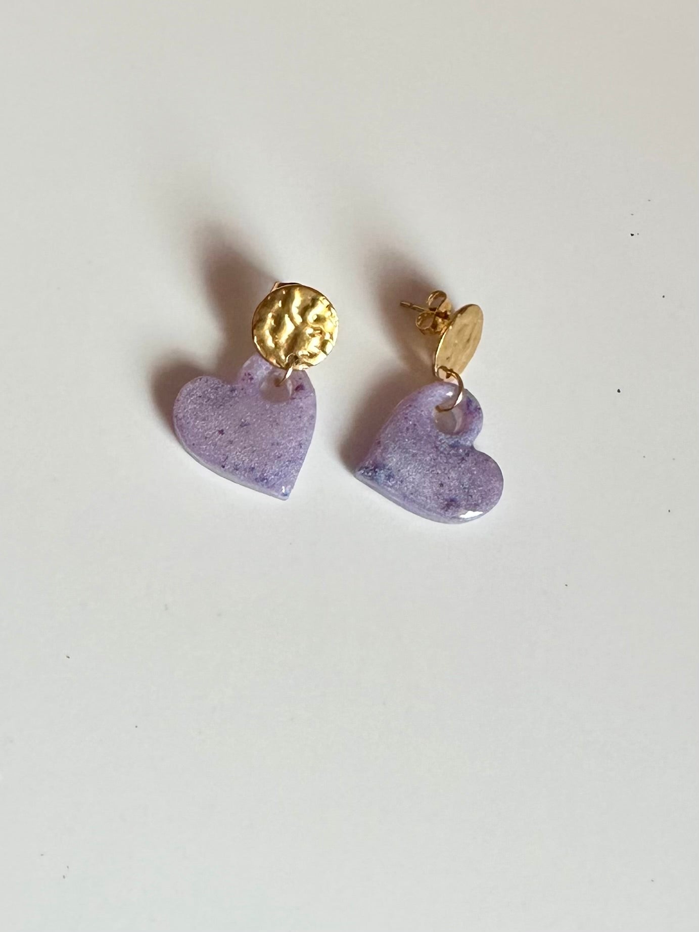Pendientes de corazón de resina.