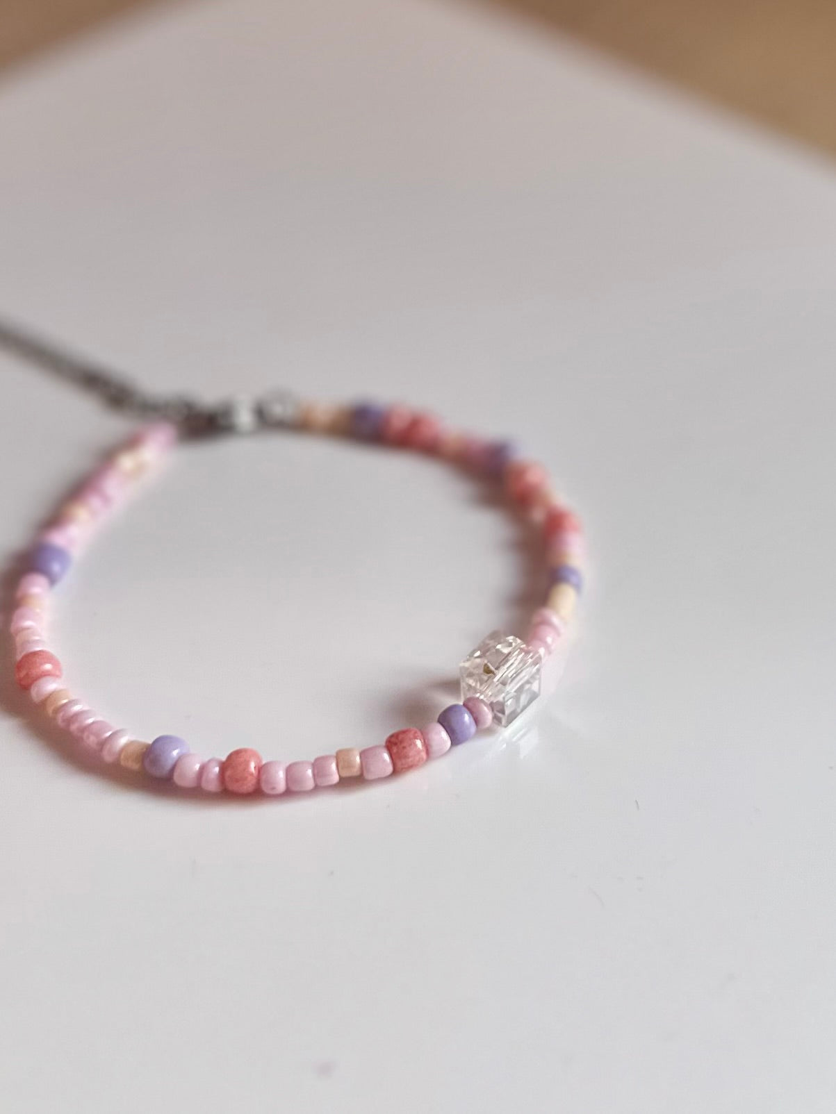 Pulsera de abalorios rosas y lilas y cristal cuadrado