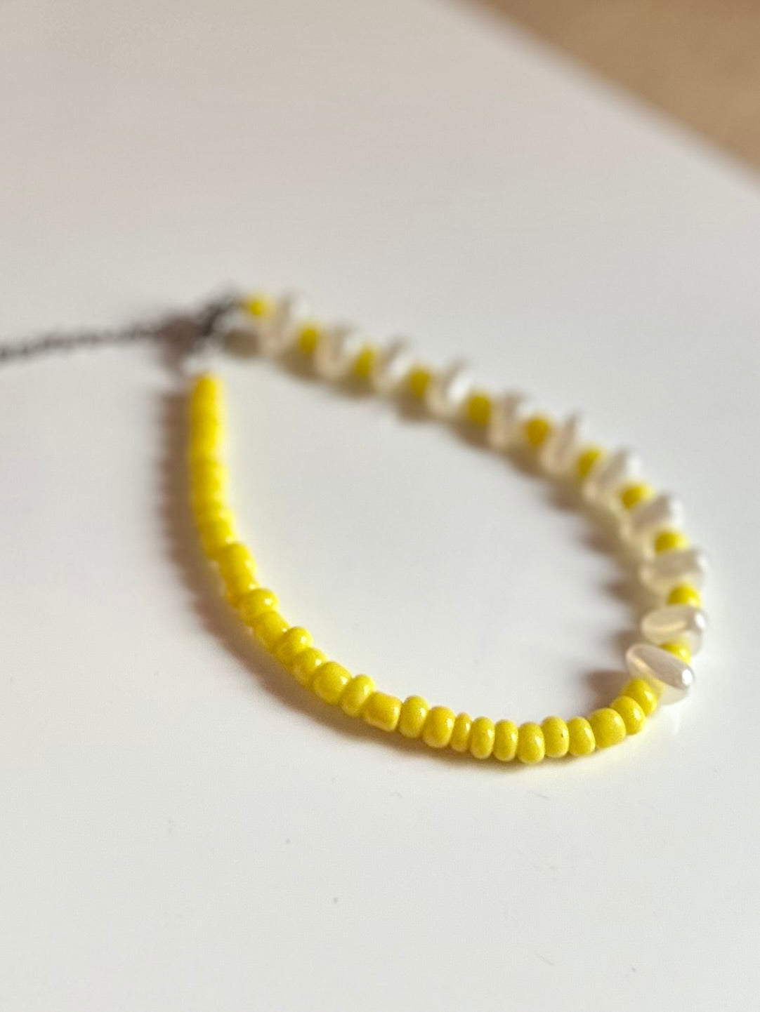 Pulseras de piedras blancas perladas y abalorios.