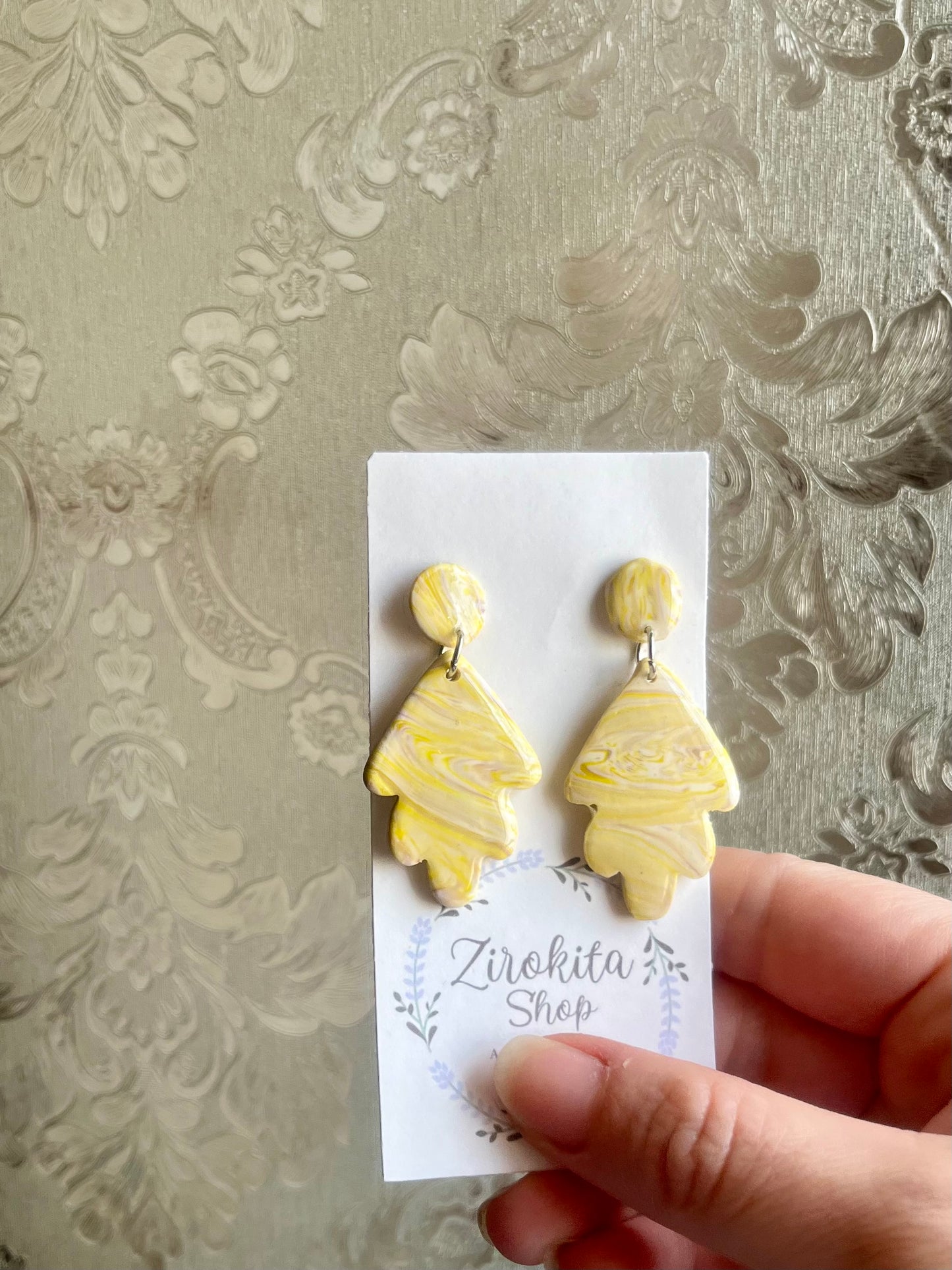 Pendientes de estampado en amarillo.