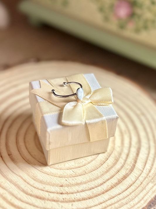 Anillo pequeño blanco en plateado