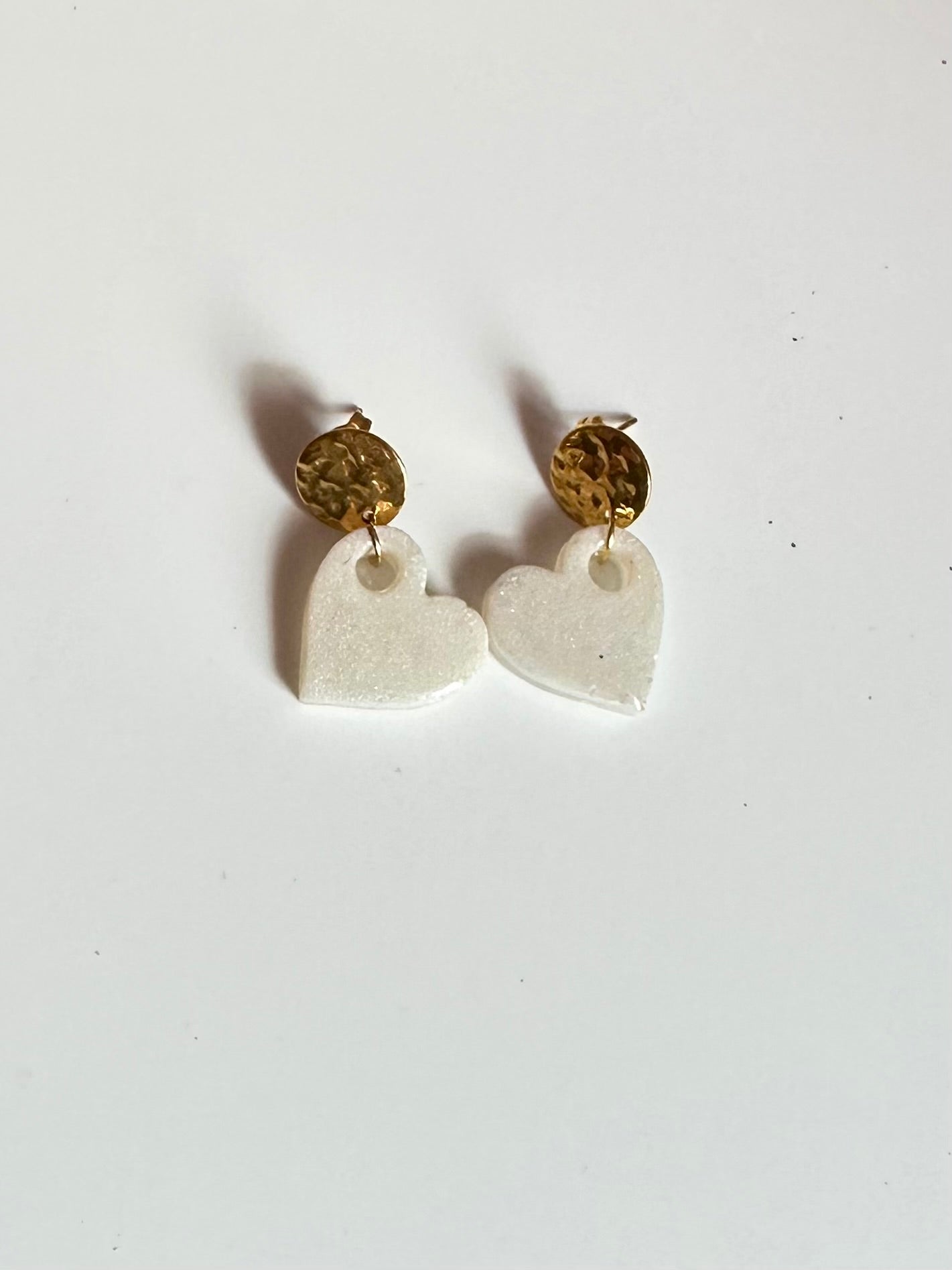 Pendientes de corazón de resina.