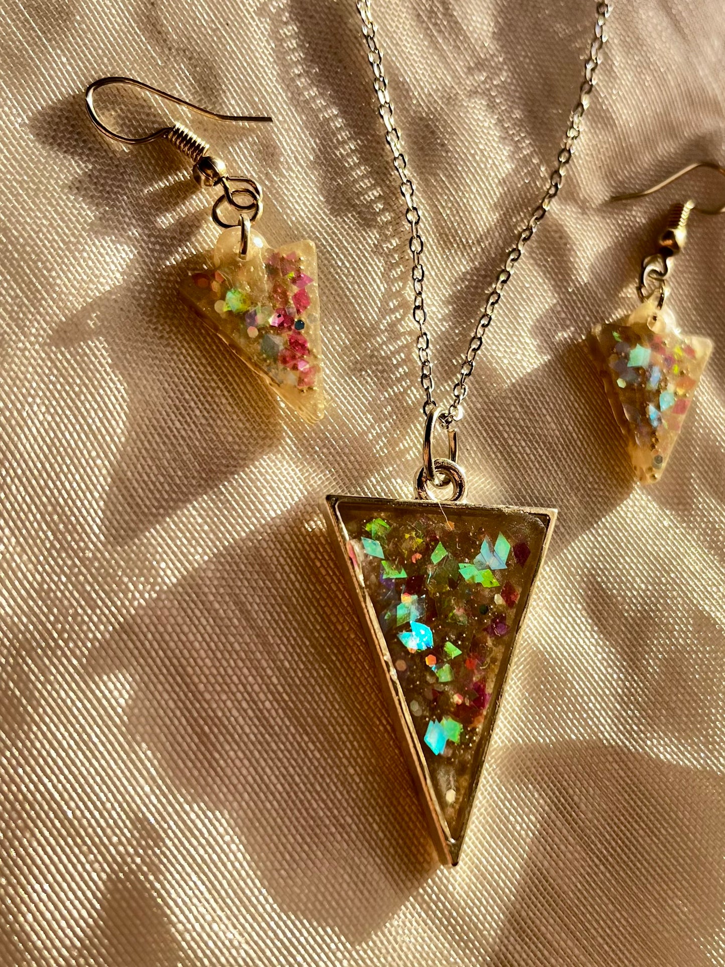Conjunto de collar y pendientes de resina triangulos plateados brillantes