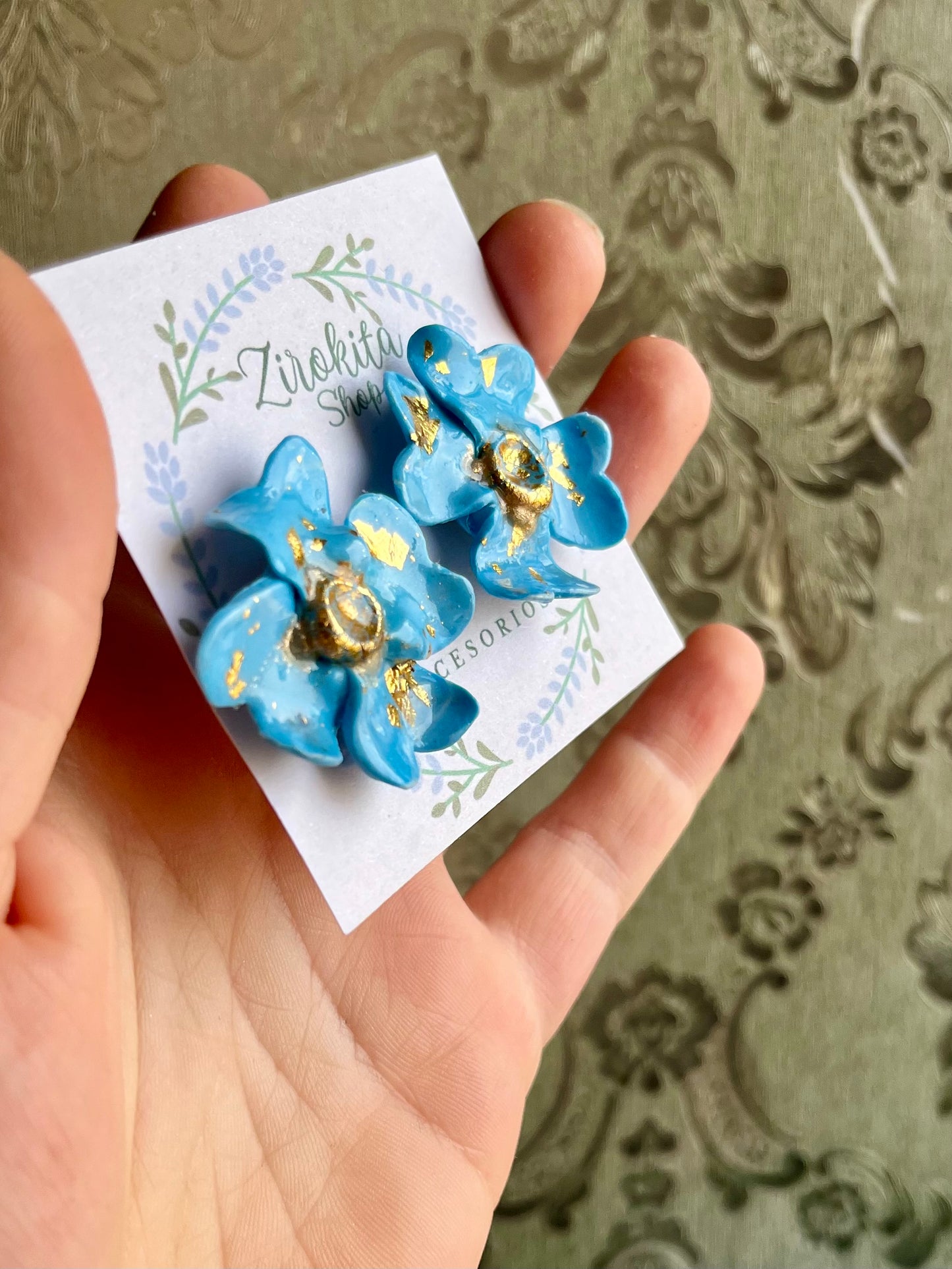 Pendientes elegantes de flores azules y doradas